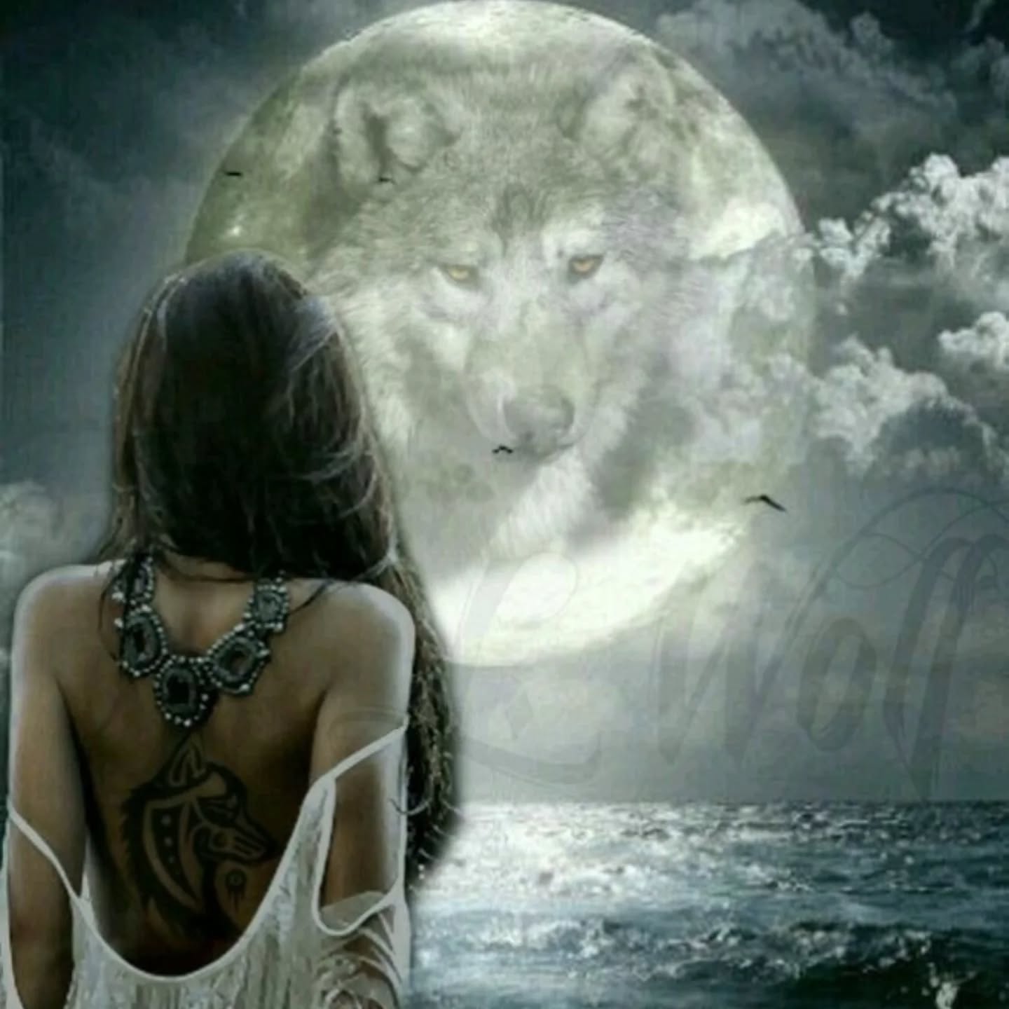 A scuola non mi hanno parlato della Luna e delle sue fasi, della Terra e dei suoi cicli.
Non mi hanno parlato della morte come nascita, non mi hanno parlato della sessualità come Sacra.
Non mi hanno parlato del corpo come tempio emotivo.
Mi hanno parlato di adattarmi, di adattarsi.
Mi hanno detto di sedermi, sempre nello stesso banco, e vedere ripetutamente un solo angolo delle cose.
Mi hanno giudicata con i numeri, mi hanno fatta sentire a volte di più ma quasi sempre meno di un altro.
A volte meritava, altre volte no.
Mi hanno detto che ero distratta, ribelle, irrispettosa.
Mi hanno detto di stare zitta e di studiare anche quello che non mi piace, altrimenti tiravano fuori un foglio come minaccia.
Mi hanno voluto far paura.
Mi hanno voluto sottomessa.
Mi hanno voluto sistemica.
Mi hanno voluto senza discutere.
Mi hanno voluto obbediente.
Mi volevano in ordine.
Ma mai nessuno ha voluto che mi scoprissi.
Nessuno mi ha aspettato.
Nessuno mi ha chiesto.
Nessuno si è fermato a guardarmi.
Quando ci sarà una scuola, che ci guardi uno a uno con attenzione?
Quando smetteremo di voler essere tutti uguali?
Fin qui arriviamo.
Con questo metodo.
Siamo lupi battezzati cani.
Voglio ululare alla luna senza che mi dicano pazza.
Voglio vivere al mio ritmo, senza nessun obiettivo.
Voglio sentire senza paura.
Ti regalo la mia struttura,
Ti regalo la mia produttività.
Ma lasciami, creativa, e anche se non ti piace,e anche se ti infastidisce,lasciami pure selvaggia.
-Ojos de Neptuno-