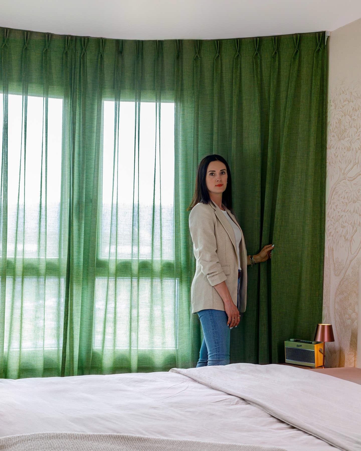 En tant qu’architecte d’intérieur, j’aime commencer mon projet de décoration par un élément fort qui donne le ton. La couleur profonde de ces rideaux et leur tombé apportent tout de suite une ambiance enveloppante et apaisante à la chambre.
Je crois beaucoup en l’importance des matières, de la lumière et des détails pour composer des espaces qui nous ressemblent — fonctionnels, esthétiques, mais surtout, vivants.
#architectureintérieure #interiordesignerlife #ambiancedintérieur #rideauxsurmesure #designintérieur #bienne #inspirationdéco #slowdesign