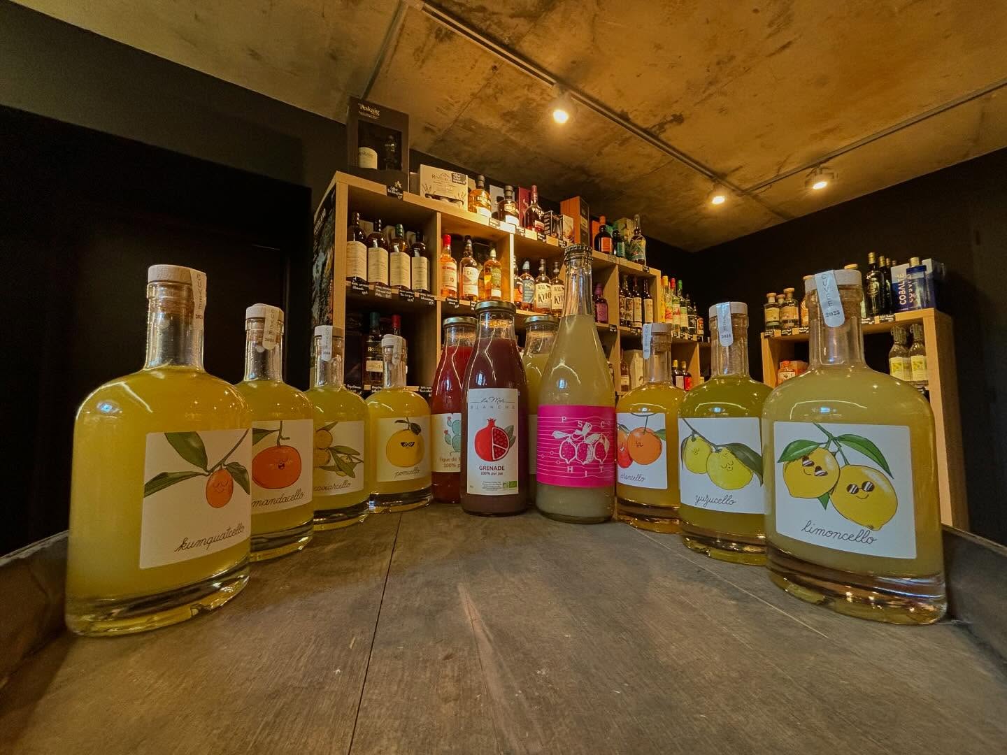 Arrivage des superbes jus du @domaine_la_mer_blanche niché au cœur du Roussillon. Le domaine cultive ses fruits méditérranéens pour en en faire ses jus et ses liqueurs.
Tout est travaillé en bio et en agroforesterie. On trouve des liqueurs de citron, yuzu, orange, clémentine, pomelo, mandarine, kumquat. Un pétillant de citron à peine alcoolisé ainsi que des jus de grenade, citron, figue de barbarie!! #stgenispouilly #stjulienengenevois #genève🇨🇭