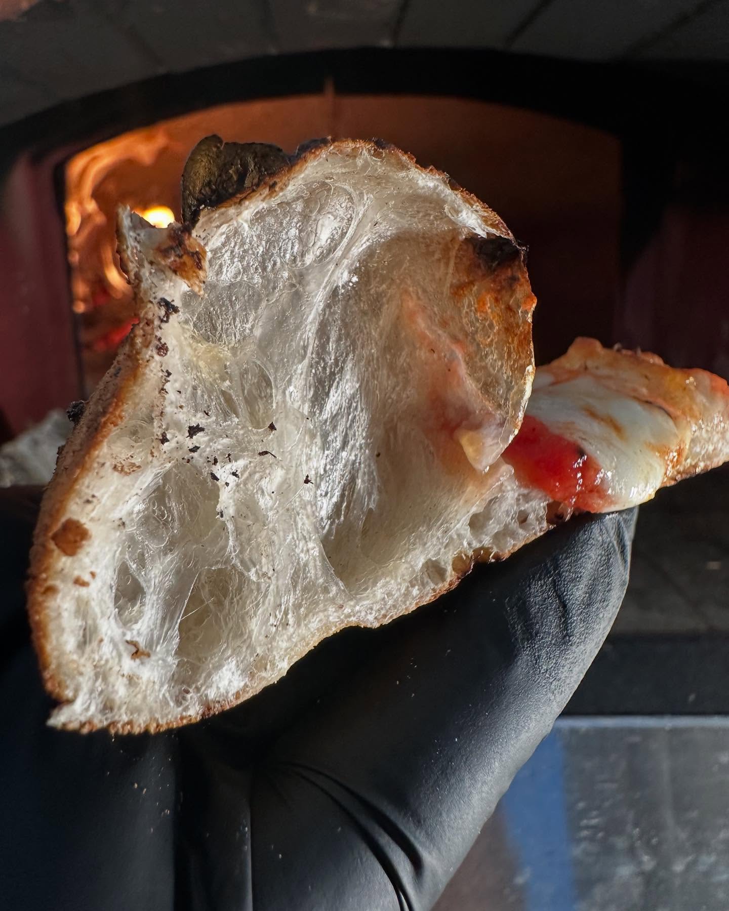 Perfekt hevet cornicione laget med 12-timers biga og Tipo 0 Superiore. Resultatet er En luftig, lett og silkemyk skorpe med utrolig aroma og balanse. Når fermentering, mel og temperaturkontroll spiller sammen – får du ekte pizza magi rett ut av ovnen.
#pizzashop.no #pizzashop #le5stagioni #napolitanskpizza