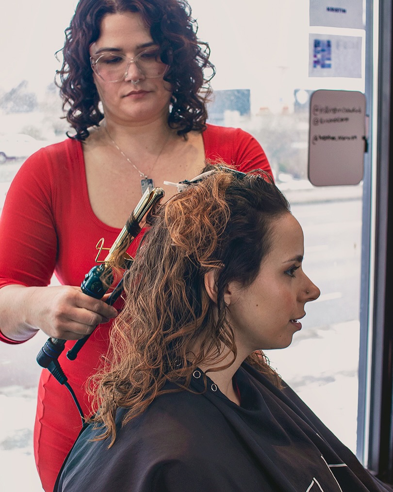 Calling all hair and makeup artists! ✨ Want to expand your portfolio, connect with local creatives, and get your work featured in pro photos?
Today is the last day to apply for the next Mega Photoshoot & Networking Event Monday May 12th!
Apply at the link in our bio!
Model: @sydneym_modeling
MUA: @ka.mua.y
Stylist: @itskristincrawford
Photographer: @bmiller_images
#rochesterny #rochesternysalon #rochesternyhairstylist #rochesternymua