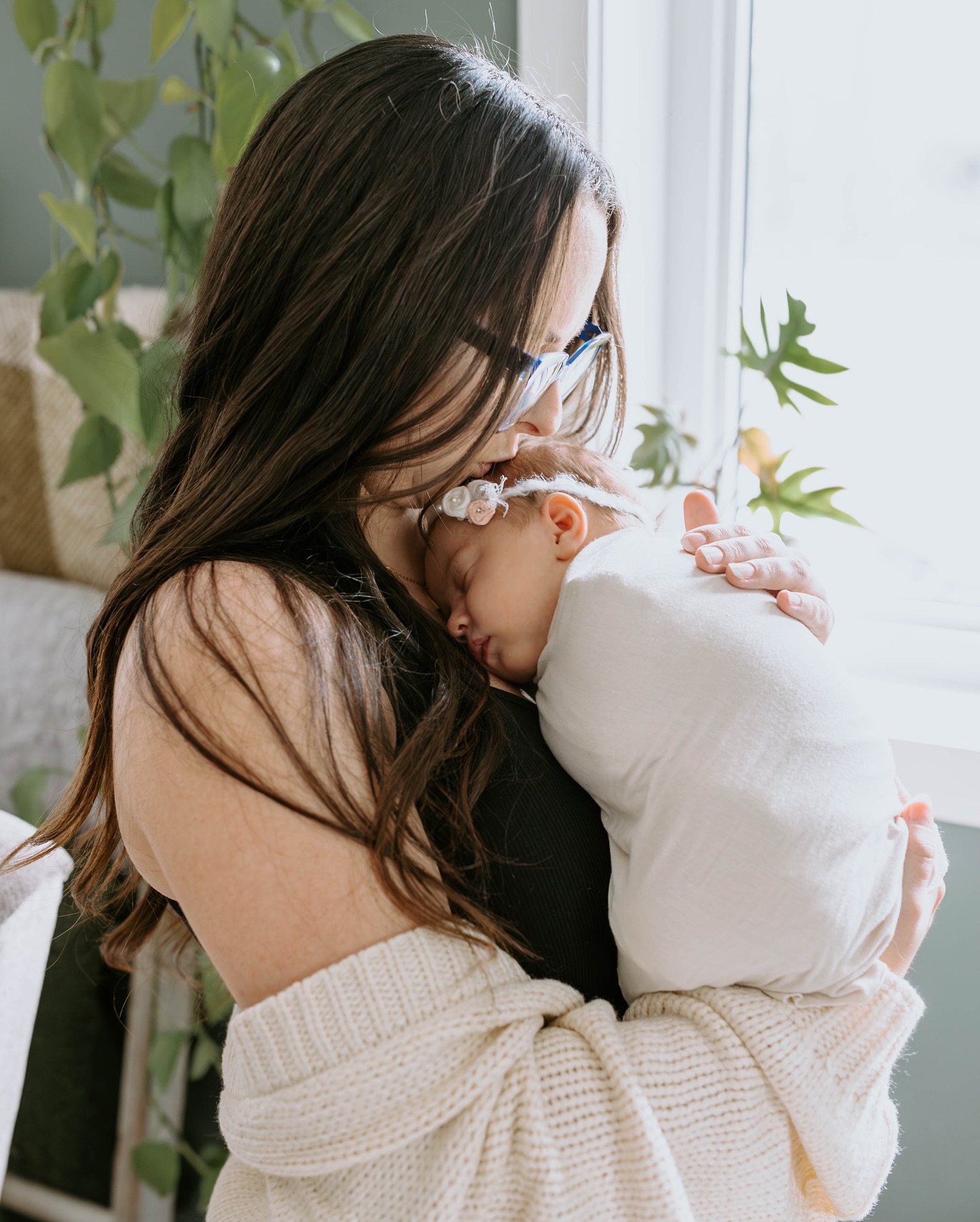 Lifestyle sessions have my heart — especially with newborns.
The quiet snuggles, sleepy yawns, soft cries, real-life chaos and stopping to feed when a tiny cry escapes… this is where the magic lives.
These sessions are all about capturing your family just as you are — no forced poses, no pressure. We pause for feeds, diaper changes, or big sibling meltdowns. We roll with it, because that is the story worth remembering.
Raw, real, and beautifully yours.
#newbornphotography #lifestylesession #inhomephotography #motherhoodunfiltered #documentyourdays #honestmotherhood #kw #kitchenerwaterloo #londonphotographer #woodstockphotographer #519 #ldnont