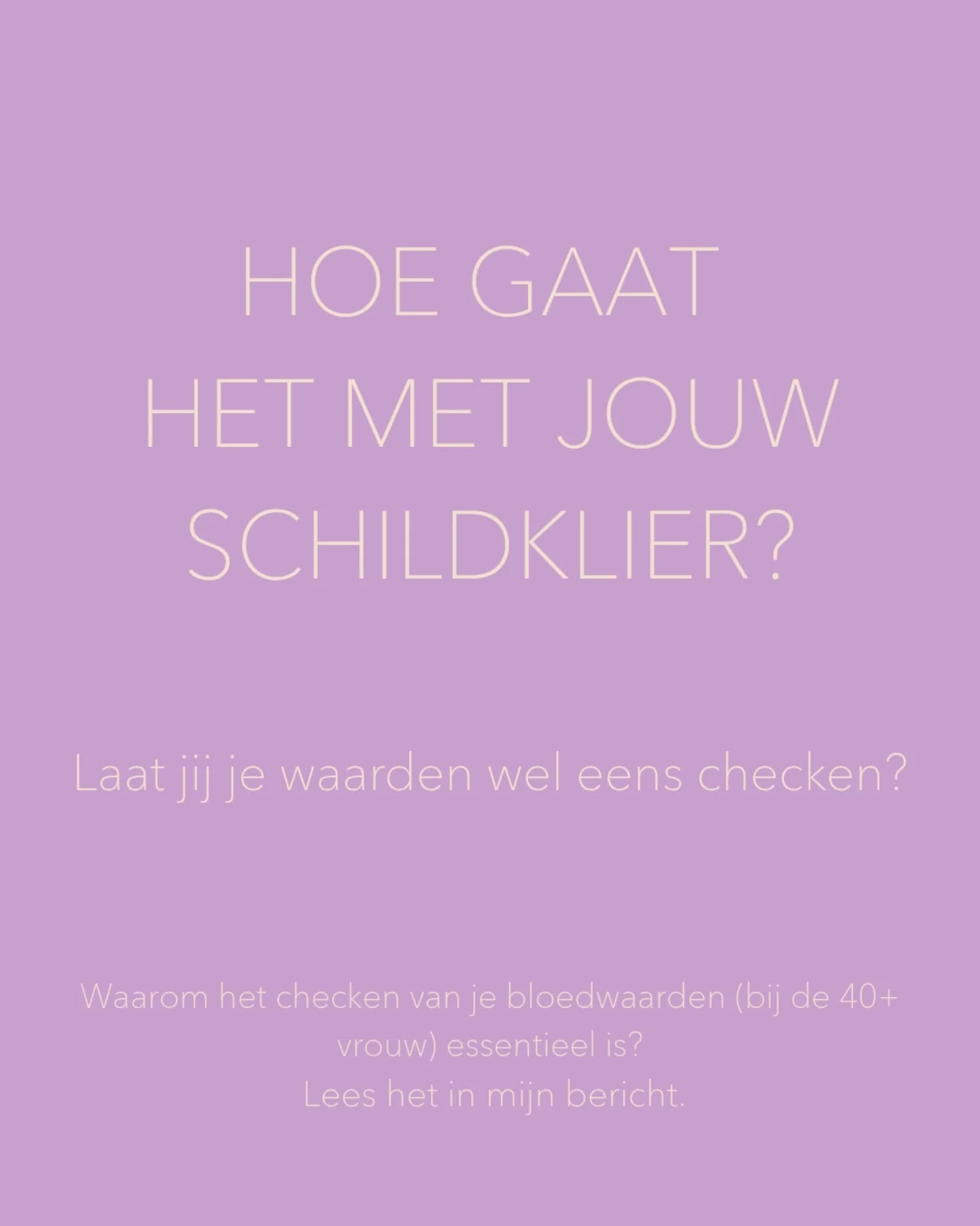 Mijn trage schildklier werd pas ontdekt toen ik 12 weken lang extreem hevig menstrueerde. Mijn gynaecoloog had alles gynaecologisch uitgesloten en besloot toen mijn schildklierwaarden te checken. Wat bleek? Mijn schildklier werkte te traag, oftewel hypothyreoïdie.
De schildklier, dat vlindervormige orgaan in je hals, speelt een cruciale rol in je stofwisseling, energieproductie en hormonale balans. Erg belangrijk dus!!
Symptomen die ik ervaarde:
🔸 Vermoeidheid
🔸 Gewichtsschommelingen
🔸 Bizarre stemmingswisselingen
🔸 Extreem haaruitval
🔸 Droge huid
🔸 Concentratieverlies / brainfog
Voor vrouwen na de veertig kan een trage schildklier vaker opduiken, vooral door hormonale veranderingen zoals de overgang (peri-menopauze). Maar ook genetische aanleg, stress, auto-immuunziekten zoals Hashimoto en Graves, jodiumtekort en medicatie kunnen van invloed zijn.
Wanneer is het belangrijk om je bloedwaarden te checken?
-Als je last hebt van onverklaarbare vermoeidheid
-Gewichtstoename of -verlies
-Stemmingswisselingen
-Concentratieverlies
-Het altijd koud hebben
-Extreem haaruitval
-Droge huid
-Onregelmatige menstruatiecyclus
-Spier- of gewrichtspijn
-Slechte nachtrust of moeite met in slaap vallen
-Depressieve gevoelens of angst
-Trage spijsvertering of obstipatie
En wist je dat in 90-95% van de gevallen een trage schildklier wordt veroorzaakt door de ziekte van Hashimoto? Daarom is het belangrijk om, wanneer je je schildklierwaarden laat testen, ook de anti-TPO en anti-TG mee te laten nemen. Zo kun je deze auto-immuunziekte uitsluiten of juist bevestigen!
Goed nieuws!
Je schildkliergezondheid kan aanzienlijk verbeteren met de juiste leefstijl:
✅ Gezonde voeding
✅ Beweging
✅ Stressmanagement
En het mooie is: ik kan je hierbij helpen!
Heb jij vragen over je schildklier of wil je weten hoe je je schildklier kunt ondersteunen met leefstijl? Stuur me een berichtje, ik help je graag verder! 💪
#Schildklier #Hypothyreoïdie #Hormoonbalans #Energie #Stofwisseling #Groei #TrageSchildklier #Leefstijl #Voeding #Hormonen #Symptomen #Enschede #Brainstof #Leefstijlcoach #HormonaleDisbalans