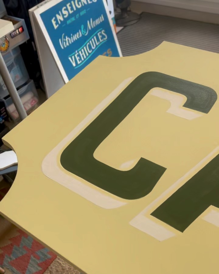 🌼 L’été dernier j’ai été contacté par Magali et Patrice pour la réalisation de l’enseigne pour leur café @cafe.quentine à St Quentin la Poterie.
✍️ Le projet initial était de peindre directement sur la façade et pour respecter l’ambiance pittoresque du village nous avions opté pour un lettrage rappelant les anciennes peintures et enseignes qui ornaient les rues.
Finalement le projet a été réalisé sur un panneau de bois, découpés dans les angles pour ajouter un peu de caractère et bien entendu toujours peint à la main.
Encore merci à Magali et Patrice pour leur confiance 😉
#peintalamain #peintreenlettres #alwayshandpaint #signpaint #signpainting #handpainting #lettering #handlettered #handlettering #stquentinlapoterie #luckylucien