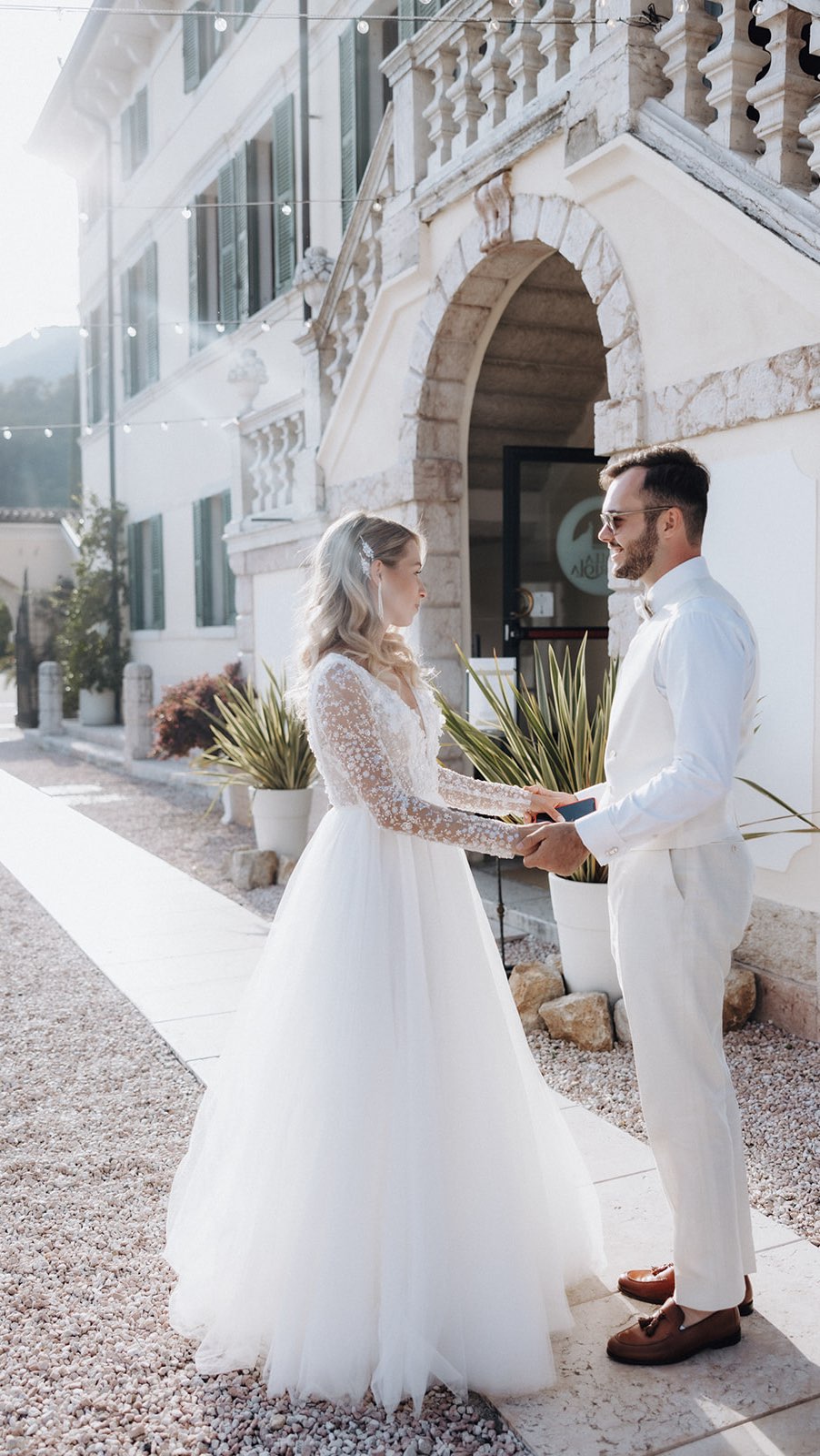 Ein kleiner Blick zurück – und ganz viel Vorfreude auf das, was kommt!
Zwischen all den Bildern habe ich ein paar kurze Videoausschnitte zusammengeschnitten – einfach, um ein bisschen mit den Eindrücken zu spielen. Entstanden ist ein kleines Reel von einer traumhaften Hochzeit in der Villa Cariola am Gardasee.
Wenn ich diese Szenen sehe, steigt die Vorfreude auf die neue Saison noch mehr. Ich freue mich riesig auf all die einzigartigen Paare, besonderen Orte und emotionalen Momente, die dieses Jahr auf mich warten.
Wer heiratet 2025 am See, in den Bergen oder irgendwo, wo die Liebe einfach hinwill? Ich bin bereit – mit Kamera, Herz und ganz viel Leidenschaft.
#luxurywedding #destinationwedding #fineartwedding #weddinginspiration #italywedding #gardaseewedding #villaCariola #hochzeitsinspiration #exklusivehochzeit #hochzeitsfotografin #hochzeitsfotografmünchen #brideandgroom #heiratenamgardasee #luxuryweddingphotographer #hochzeitsplanermitstil #elegantwedding #verlobt2025 #hochzeit2025 #stilvollehochzeit #fineartphotography #elopementitaly #weddingstoryteller #hochzeitsfotografie #brideinspo #heirateninitalien