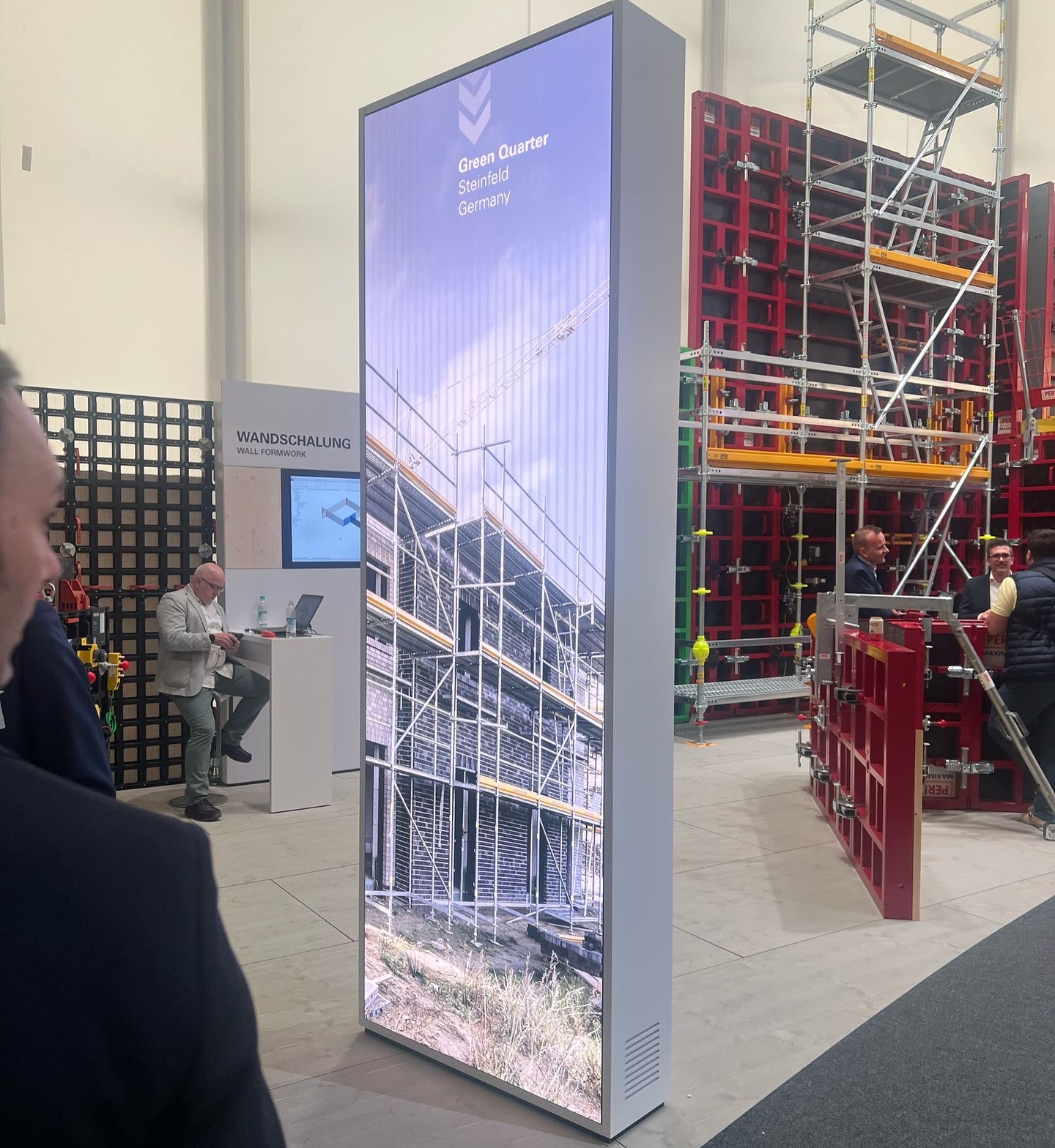 #BAUMA2025 in München 👷🏼♂️
Unser Schalungs- und Gerüstlieferant @pericorporate hat uns exklusiv für seinen Stand mit einem Kamerateam in Steinfeld besucht und konnte sich von unserem Konzept überzeugen. Die #BAUMA ist die weltweit größte Messe für Hersteller von Baumaschinen und Bauzubehör. Sie findet alle zwei Jahren mit Gästen aus aller Welt in München statt. War ein cooles und interessantes Erlebnis mit vielen tollen Menschen 💪🏼
___________________
#steinfeld #steinfeldniedersachsen #co2neutral #co2 #baustellenupdate #baustellenromantik #quartier #niedersachen #landkreisvechta