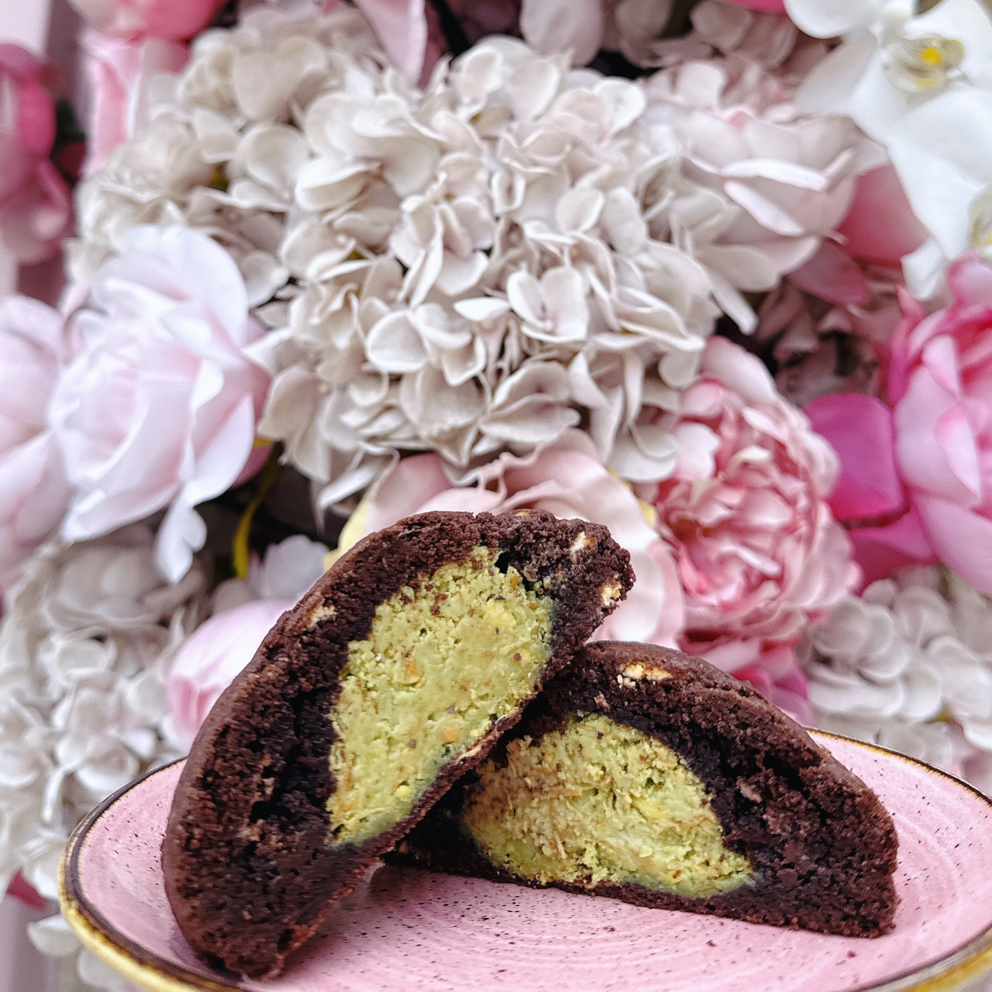 🚀 Are you ready for a flavor explosion? TOMORROW, we’re launching our mouthwatering Dubai Chocolate Cookie! 🍪✨
Imagine this: a soft, chewy triple chocolate cookie, generously stuffed with rich Kataifi & pistachio spread, and topped with even more crushed pistachios. 🤤 This is the dessert you’ve been dreaming of, and trust us, it’s worth the wait!
Don’t miss out on the chance to indulge in this delightful treat! Are you excited? Let us know in the comments! 👇💚
#ChocolateLovers #DubaiTreats #CookieGoals #sltbath #dubaichocolate #dubaicookie #sltbath #bathuk