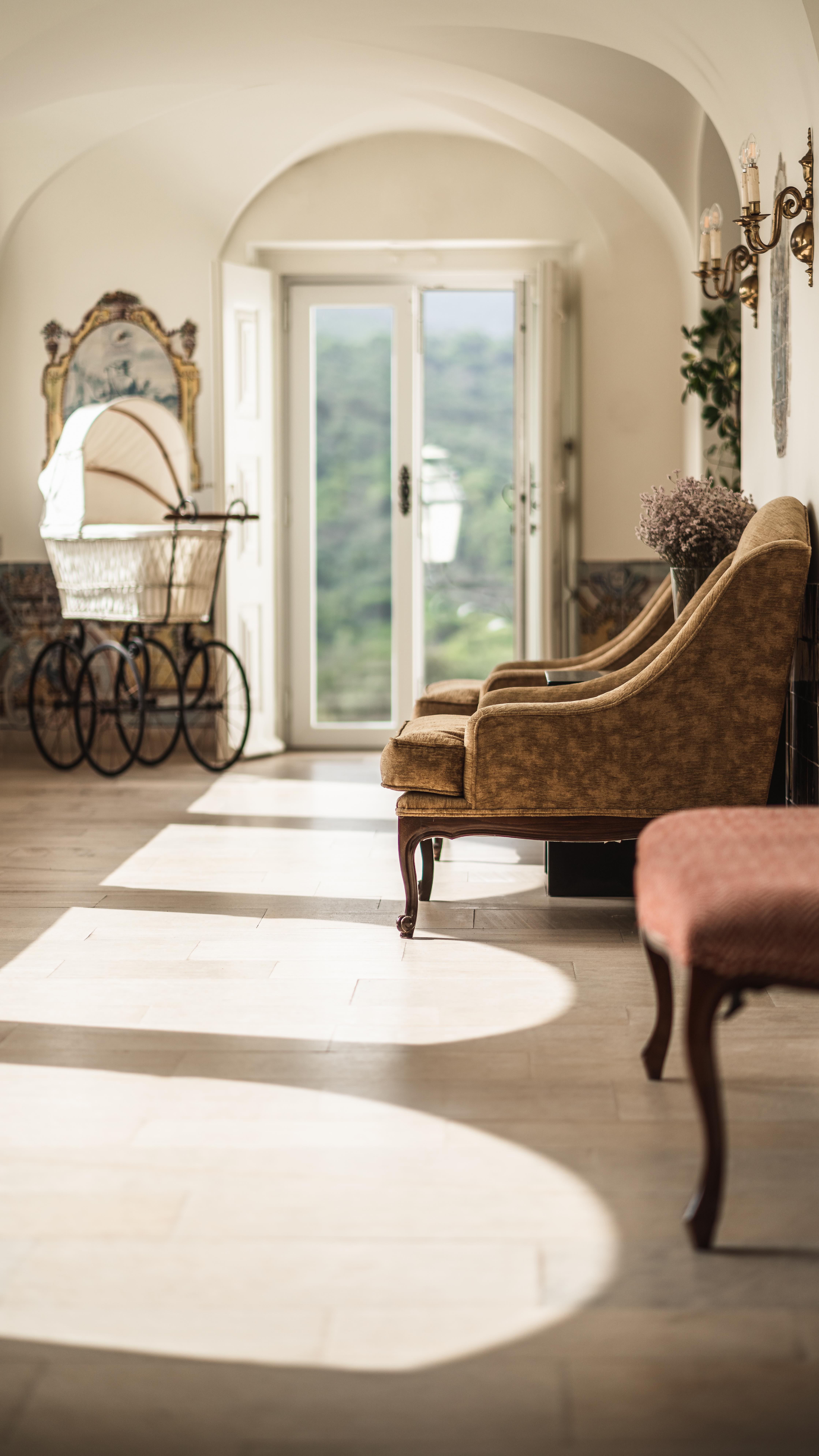 Un souffle de Portugal, signé @hotelcasapalmela
Jeudi à Paris, La Valise en Carton s’est ouverte… et l’âme du Portugal s’est invitée.
Parmi les trésors présentés, Casa Palmela a captivé : une maison discrète au charme envoûtant, nichée dans les vignes, à 40 minutes de Lisbonne.
Une route bordée de cyprès, le chant des cigales, l’odeur des pins… Au bout, une demeure élégante et authentique dans le parc naturel de l’Arrábida, entre montagnes et océan.
Ici, chaque détail respire la douceur de vivre. On ne visite pas Casa Palmela, on y laisse une part de soi.
Organisé par Maria et @theplacetotrip , l’événement a mêlé émotion, passion et découvertes uniques. Et lorsque Casa Palmela s’est révélée, ce fut un coup de cœur collectif.
Recommander cette maison, c’est offrir un Portugal sincère : beauté, calme, raffinement.
Un dîner sous les étoiles, une table exceptionnelle – Zimbral –, une chevauchée entre ciel et mer…
Et même des retraites bien-être d’exception avec Ananda in the Himalayas.
Casa Palmela, c’est plus qu’un lieu : c’est une histoire à vivre.