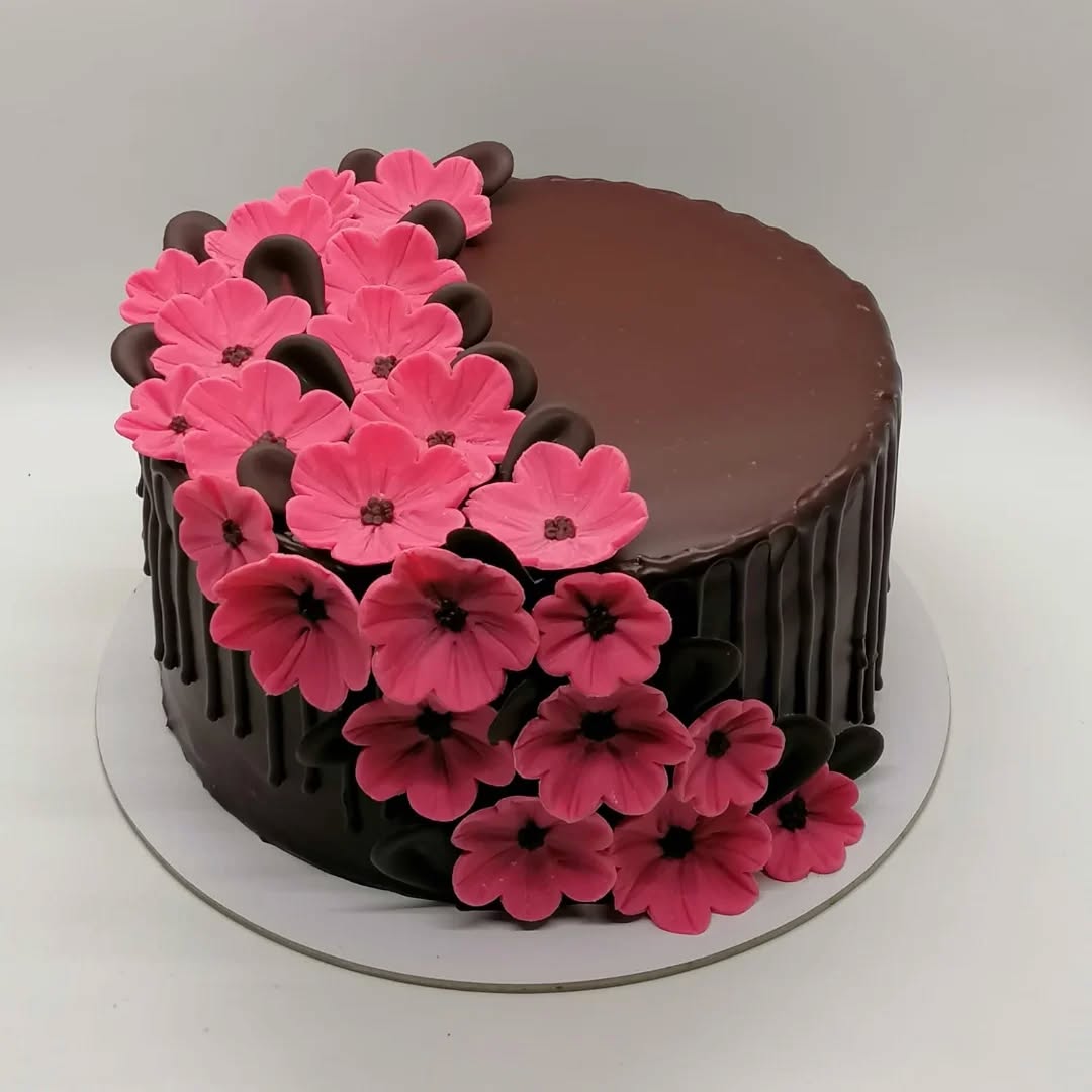Čokoládový dort s cukrovými kvítky #chocolatecake #flowerscakes#sladkepohladi