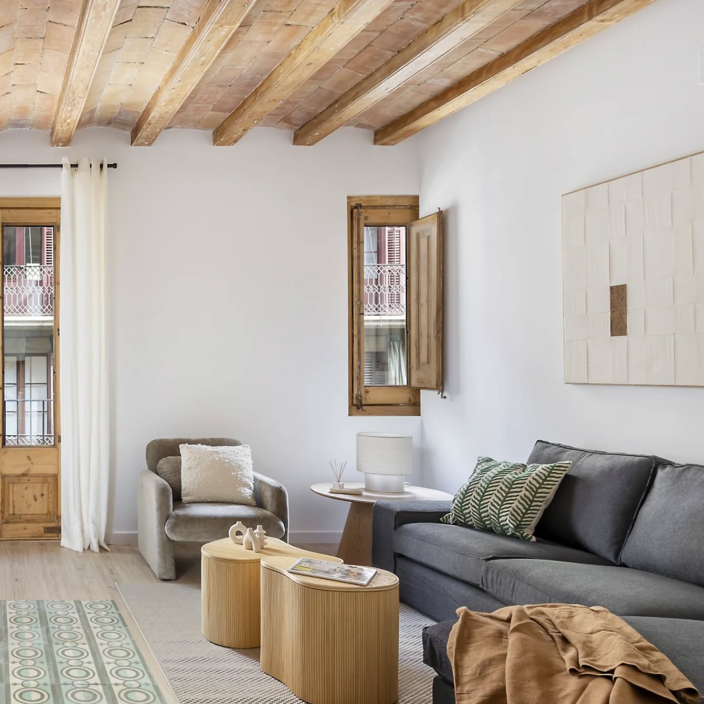 Cada espacio tiene el poder de transmitir emociones. En mi último proyecto, me he enfocado en crear ambientes que no solo se vean bien, sino que se sientan bien. Desde la selección de colores suaves que invitan al descanso, hasta la elección de materiales naturales que evocan calma, todo está diseñado para crear una atmósfera única.
El interiorismo va más allá de la estética: se trata de generar un ambiente que conecte con tus sentidos y te haga sentir como en casa, desde el primer instante.
#Interiorismo #DiseñoConSentimiento #diseñointerior #diseñoatemporal #diseñointeriores #interiores #interiordesign #SensacionesQueInspiran #EspaciosConAlma