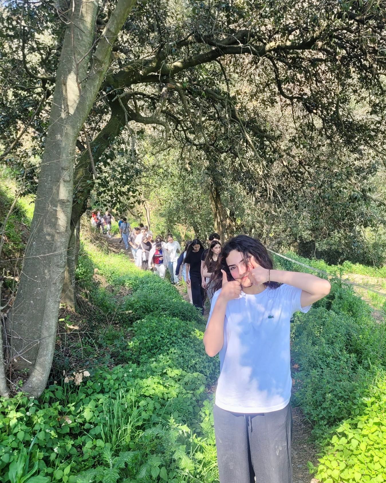 April is de maand dat veel middelbare scholen naar Barcelona komen en Mucho Gusto leidt ze al jaren rond te voet en op de fietst. Nieuw dit jaar is een excursie naar het prachtige natuurgebied Montseny, op 45 minuten van de stad, waar we een prachtige wandeling verzorgen. Het was geweldig en we hopen komende jaren nog veel groepen de prachtige natuur rondom Barcelona te laten zien! 🌿☀️🌳