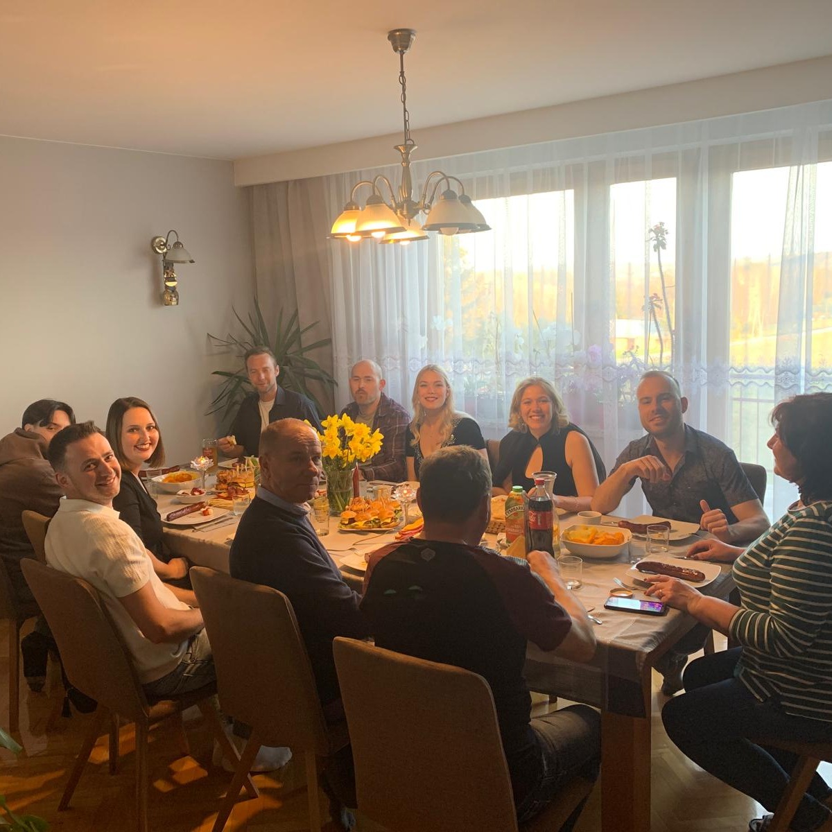 Vereinsreise Krakau – Teil 1
Unsere diesjährige Vereinsreise führte uns nach Krakau in Polen und bereits die ersten Tage hatten es in sich! 😄
Tag 1:
Herzlicher Start mit einem feinen Abendessen bei Szymons Familie. Danke für den tollen Empfang! 🙏 Danach ging's in den Club, wo die Musik für einige von uns (sagen wir mal… die erfahrenere Generation 😅) etwas zu laut war.
Tag 2:
Action pur im Freizeitpark – zum Glück war wenig los, also konnten wir uns schnell auf die Bahnen stürzen! 🎢 Ob Adrenalin oder Entspannung, für alle war etwas dabei, sogar gemütliche Liegestühle! 😎
Tag 3:
Eine spannende Stadtführung mit Jan, unserem lokalen Guide, der uns mit vielen interessanten Geschichten beeindruckt hat. 🏙️ Viel gelaufen, noch mehr gestaunt und beim Essen wurde Jan mit Fragen durchlöchert. 😄
➡️ Tag 4 folgt bald…
Kleiner Funfact am Rande: Die Pünktlichkeit war so lala wie beim Training halt 😉
Und spannend zu beobachten: wie unterschiedlich, aber gut unsere Truppe miteinander funktioniert.