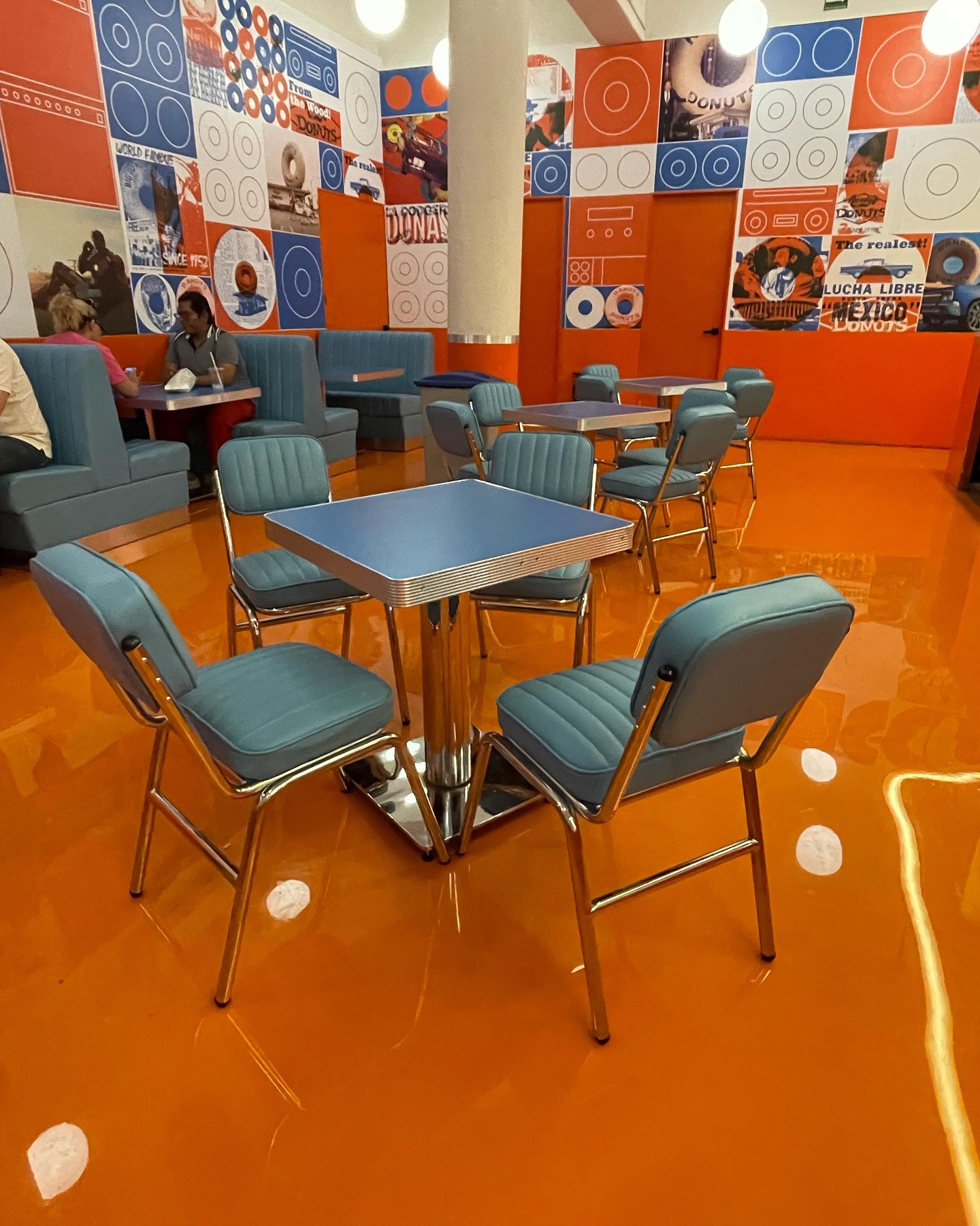 Nos encanta ser parte de sus proyectos 🍩 Así fue hacer las mesas, sillas y sillones para @randysdonutsmx
.
.
.
#diseño #mueblespersonalizados #diseñoseinteriores #espacios #diseñomexicano