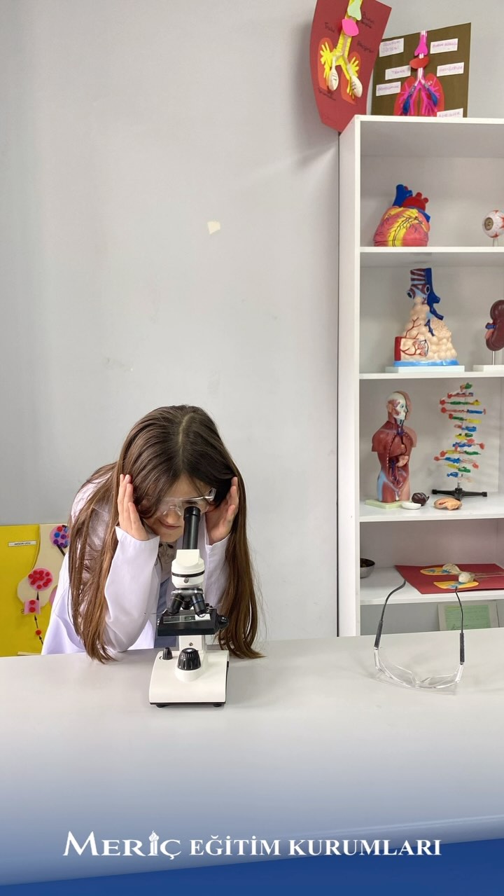 🎉 Meriç Koleji’nde 4. Sınıf olan tüm öğrencilerin katılım sağlayabileceği ; ÜCRETSİZ atölye ve kurs programına bu hafta itibari ile başladık! 📚🎨🧪🤸♀️
Meriç Koleji’nde 4. sınıf öğrencilerimize özel hazırladığımız ücretsiz atölye ve kurs programı bu hafta itibarıyla başladı!
Dışarıdan katılımın da mümkün olduğu bu programda öğrencilerimiz, eğlenerek öğrenmenin tadını çıkarıyor. 🌟
📌 Program İçeriği:
🔹 Eğlenceli ve Akademik İngilizce Atölyesi
🔹 Renkli Sanat Çalışmaları
🔹 Fen Bilgisi Deney Atölyesi
🔹 Jimnastik Uygulamaları
Geleceğe sağlam adımlarla ilerleyen, merak eden ve öğrenmeyi seven bireyler yetiştirmek için buradayız! 💙
