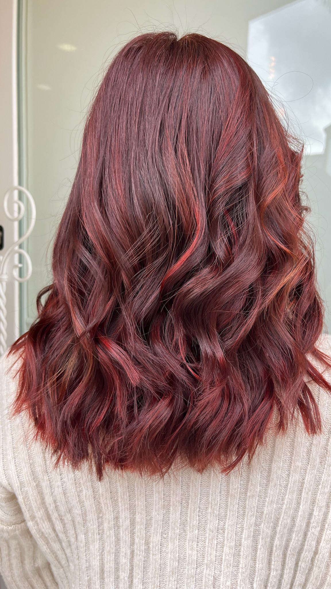 CAMBIO DE LOOK RADICAL 🍒💥🌶️
¿Qué os parece el color de moda? ¿Te atreves a cambiar?⁉️
#barbaramillan #equipobarbaramillan#peluqueria #hair #makeup #moda #beauty#hairsalon #hairstyles #kerastase
#wella #coloristawella #sassoon #goaorganics #sebastianprofessional