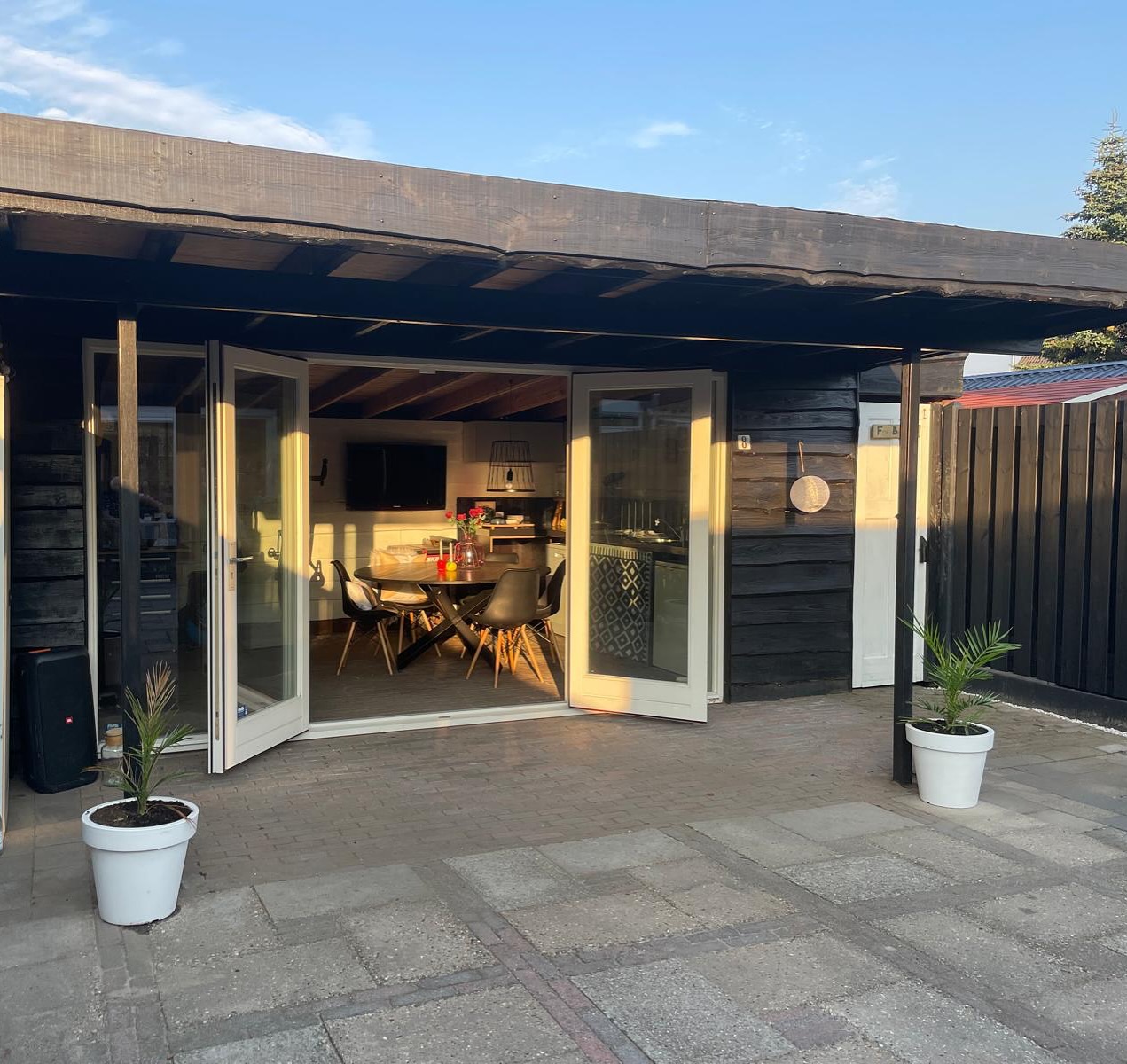 Hoe leuk is dit geworden?!😍
De mooie dubbele tuindeuren met veel glas zorgen voor een verbinding tussen huis en tuin. Het kozijn met dubbele deuren kan gebruikt worden in huis, tuinhuis of bijvoorbeeld om een veranda dicht te maken.
De kozijnen staan op voorraad en kunnen dus direct opgehaald worden! Stuur ons een bericht of bekijk onze website voor de mogelijkheden.
#woonideeën #wooninspiratie #wonen #tuindeuren #kozijn #verbouwen #veranda #tuin