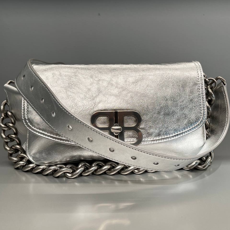 🚨 Balenciaga BB Soft Flap Bag S Alert! 🚨
Brand New | Authentic | Limited Time Offer!
Elevate your style with the iconic Balenciaga BB Soft Flap Bag S, available in sleek Black and chic White colors!
Details:
Black: Original Price SGD 3,300 | Now SGD 2,700
White: Original Price SGD 3,400 | Now SGD 2,800
Bag Features:
Made from luxurious calfskin leather
Removable and adjustable crossbody strap
Removable shoulder chain strap
Turn lock closure
One main compartment with an inner zipped pocket
Cotton canvas lining
Made in Italy
Grab Your Favorite Color Now! Send me a DM to secure this amazing deal before it's gone! 💬