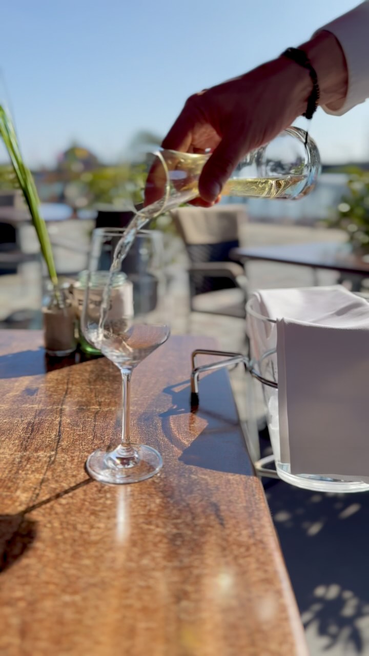 Sommeranfang im PIER 6 - Prost!
#restaurant #pier6 #summer #sonne #vino