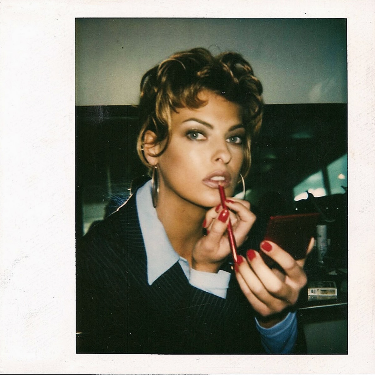 Polaroids of legendary model, @lindaevangelista AKA the Chameleon 📸❣️
Linda gained this nickname for her ability to take on and embody any look or hairstyle. In a sit down interview with Vogue, alongside fellow model Christy Turlington, Evangelista infamously stated, “we don’t wake up for less than $10,000 a day.”
Whether reveled or ridiculed, she has since expressed that she does not want to be known for this one statement. Kinda want it in a graphic tee tho 😫✨
#90sfashion #lindaevangelista #fashionicon #fashionhistory #fashionblogger #girlblog #styleblog