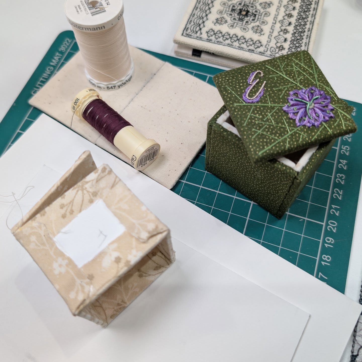 My first online class for my Initial Nigella box was yesterday, we covered the of the basics for cutting, covering and construction to create the interior of the box. I have the base to attach before the next class where we will construct the exterior and expand upon the basics for creating their own boxes later.
I plan on taking some of it apart so I can film a short process video for those who are thinking about signing up for the in person class. If you've always wanted to learn box making this is the perfect place to start.
Places are still available for my two day in person class at HCP on the 7-8th of June, link in bio via my RSN tutor page.
#textileart #fiberart #inspiredbynature #handmade #embroideryart #boxmakjng #embroideryartist #embroiderytutor #cotton #embroideryinstaguild #embroiderydesign #embroiderystudio #artist #embroiderystitches #embroideryonline #embroideryclass #embroideryclass #RoyalSchoolofNeedlework #rsnalumni #rsntutor #rsnfellowship #workinprogress #nigellaflower