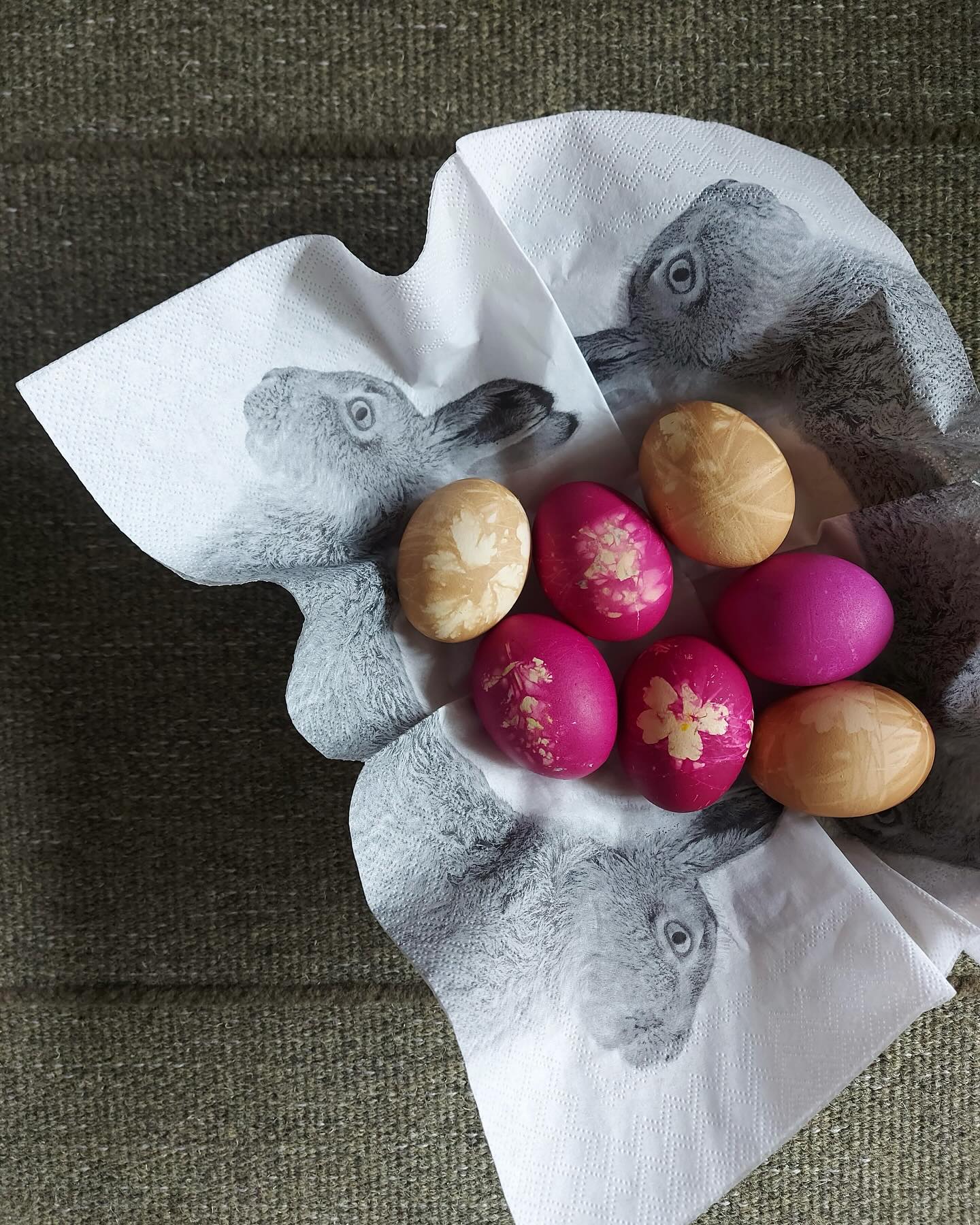 Frohe Ostern! 💐🐰🐥
Genießt die Zeit mit Nichtstun, kreativ sein, gutem Essen, Entspannung — und allem, was euch glücklich macht.