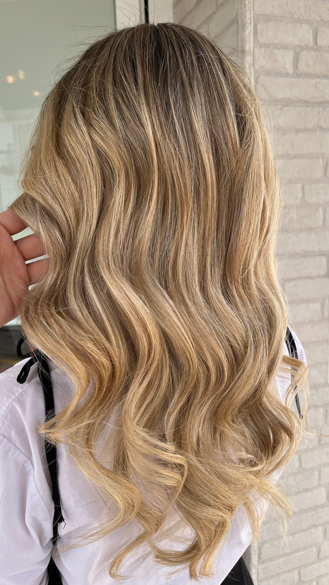 TOTAL BLONDE ✨
Un look atrevido, luminoso y lleno de personalidad. Este rubio no pasa desapercibido💫
#barbaramillan #equipobarbaramillan#peluqueria #hair #makeup #moda #beauty#hairsalon #hairstyles #kerastase
#wella #coloristawella #sassoon #goaorganics #sebastianprofessional