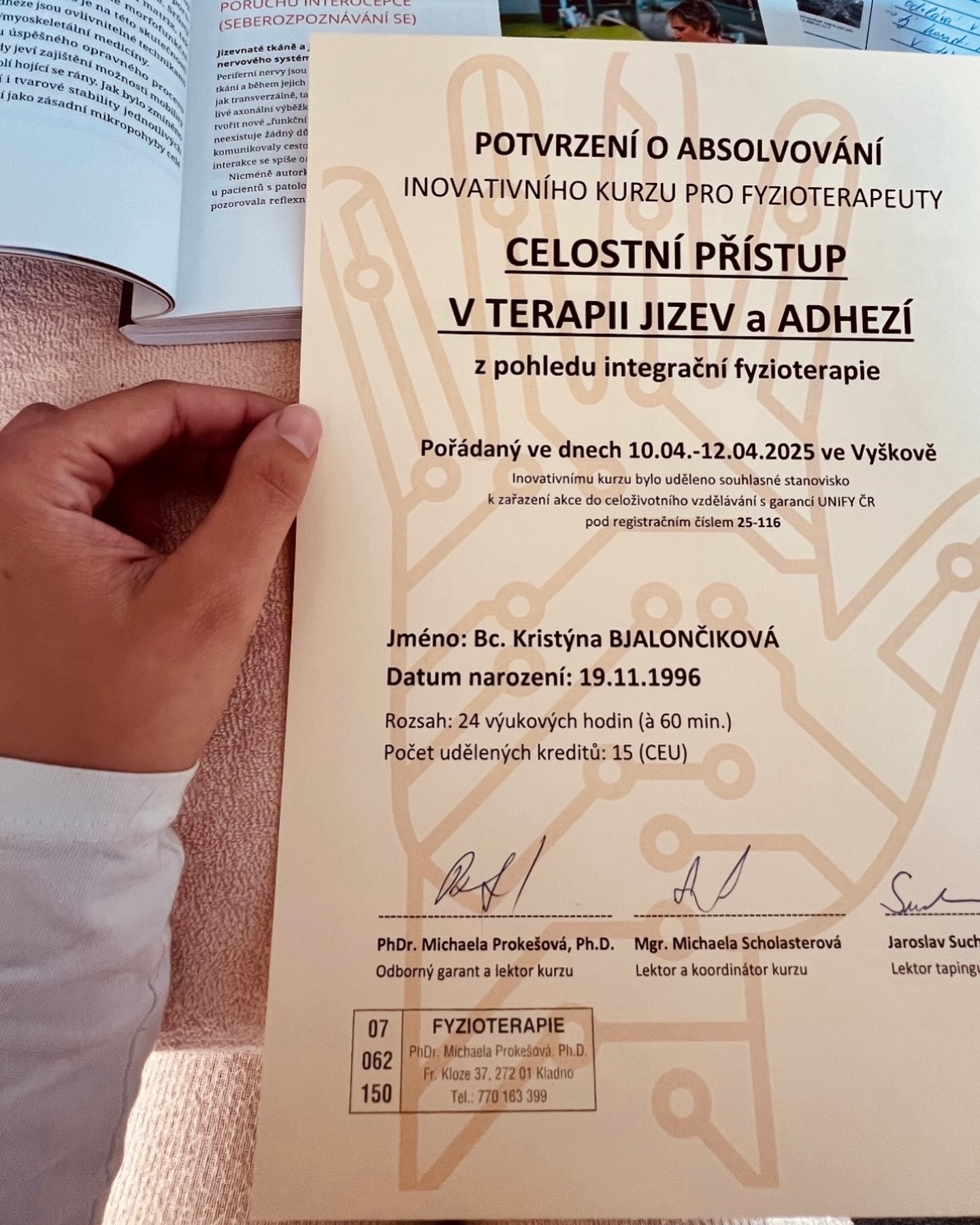 🛑 Máte jizvy? A můžeme je vidět?
Kristýna totiž absolvovala inovativní fyzioterapeutický kurz, zaměřený na diagnostiku a ošetření aktivních jizev a adhezí. A proč se na jizvy zaměřit?
💡Nesprávně zhojené jizvy, ať už vnitřní či vnější, mohou způsobovat přenesené bolesti i do vzdálenějších míst na těle, funkční poruchy orgánů nebo psychické obtíže ☝🏼
Jemnými metodami se dá takto aktivní jizva či srůst uvolnit, aby již nezpůsobovala výše zmíněné problémy.
Pro řešení problematiky jizev se neváhejte obrátit na Kristýnu, která nově své služby poskytuje také každé pondělí v Praze ✅
Objednání je možné i online přes odkaz v biu ❤️