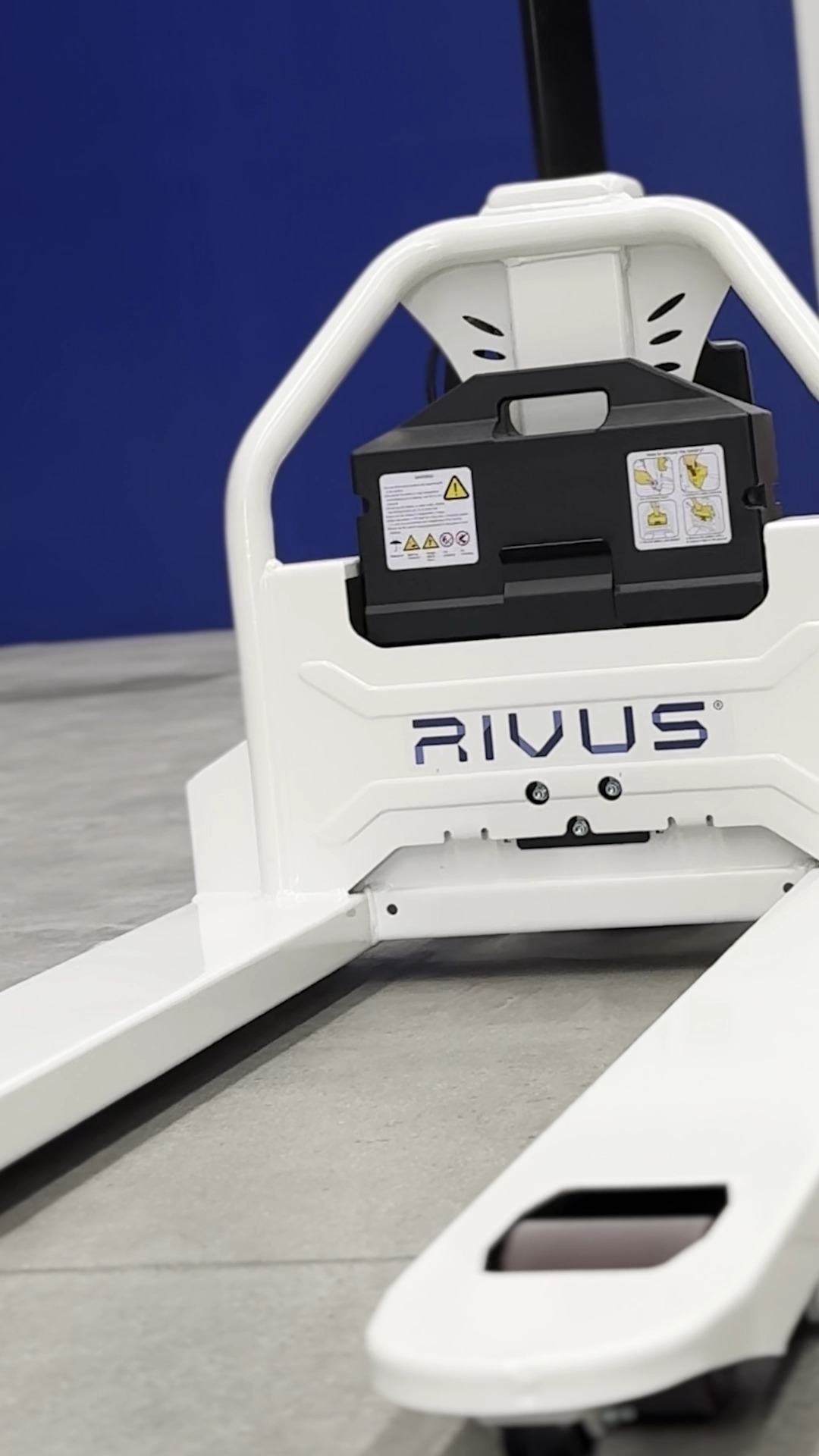 Patines Eléctricos RIVUS®: Haz tu operación más rápida
Sube, baja, gira y arrasa con nuestros nuevos Patines Eléctricos RIVUS®, el control es tuyo.
#RIVUS #PatinesIndustriales #PatinesElectricos #LogísticaInteligente #MovilidadIndustrial #EficienciaOperativa #TecnologíaEnMovimiento
#EquiposDeCarga #CargaSegura #OptimizaTuFlujo #FuerzaEnMovimiento #logística