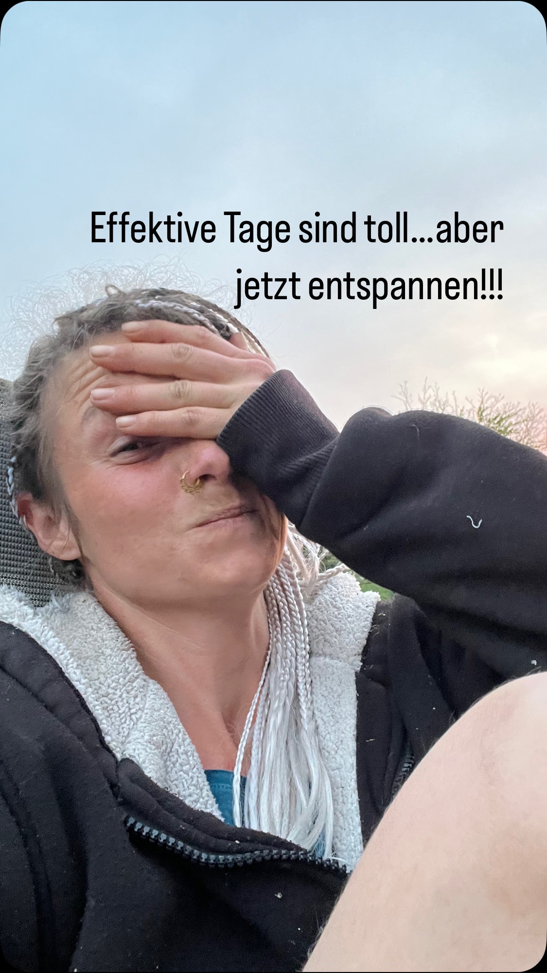 Part 1 Kartoffeln….
Heute war Kartoffellegen dran, ich freu mich schon Mega auf unsere wunderschönen Sorten…
Wusstet ihr wie krass viele Kartoffelsorten es gibt, das ist echt unglaublich!!!
Wenn alles gut läuft werden wir das auf jeden Fall erweitern…
War ein echt effektiver Tag und auch die Mädls hatten ihren Spaß, auf einer Pflanzmaschine aus den 50ern zu sitzen.
Nachdem ich kein Freund von offenem Boden bin, warte ich noch bis sich der Boden noch etwas erwärmt hat. Dann bekommen die Reihen eine 20cm dicke Mulchhaube.
Das schützt vor Errosion, hält warm und sorgt zusätzlich dafür, dass die Kartoffeln an der Oberfläche nicht grün werden.
Und ja wie soll es auch anders sein füttert der Mulch den Boden. Und die Würmer und die Pilze und sämtliche Zersetzer sowie Mikroorganismen die der Boden braucht.
Gefüttert wird bei uns also Boden, nicht die Pflanze.
Den Part 2 gibts dann zur Ernte 🤩
#kartoffeln #permakultur #altemaschinen #kids #kartoffeln #lila #rosa #tüften #erdäpfel #lecker #passau #landwirtschaft #bauernhof #bauernhofliebe #essen #landkreispassau #windorf #wieschön