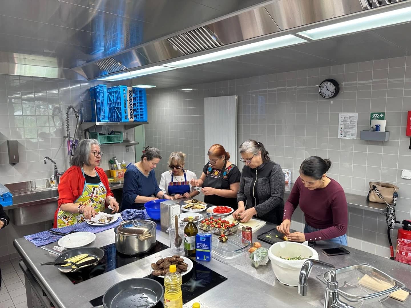 In this edition of Kitchen Lab, Adiba shared her delicious Kurdish kebab recipe with us.
Thank you to everyone who joined us for this delicious experience, this is how we build community!
Did you miss it? Don't worry, the next session is on 6 May.
We look forward to seeing you to continue discovering flavours from around the world!
----
En esta edición de Kitchen Lab, Adiba nos compartió su deliciosa receta de kebab kurdo.
Gracias a todas las personas que se sumaron a esta experiencia deliciosa. ¡Así es como construimos comunidad!
¿Te lo perdiste? No te preocupes, la próxima sesión es el 6 de mayo. ¡Te esperamos para seguir descubriendo sabores del mundo!
----
In dieser Ausgabe des Kitchen Lab hat Adiba ihr köstliches kurdisches Kebab-Rezept mit uns geteilt.
Vielen Dank an alle, die bei diesem köstlichen Erlebnis dabei waren - so schaffen wir Gemeinschaft!
Hast du es verpasst? Keine Sorge - die nächste Sitzung findet am 6. Mai statt. Wir freuen uns auf dich, um weiterhin Aromen aus aller Welt zu entdecken!
#ETKultur #KitchenLab #interAct #integrationstadtzürich #cookshareenjoy #joinus #zurichactivities