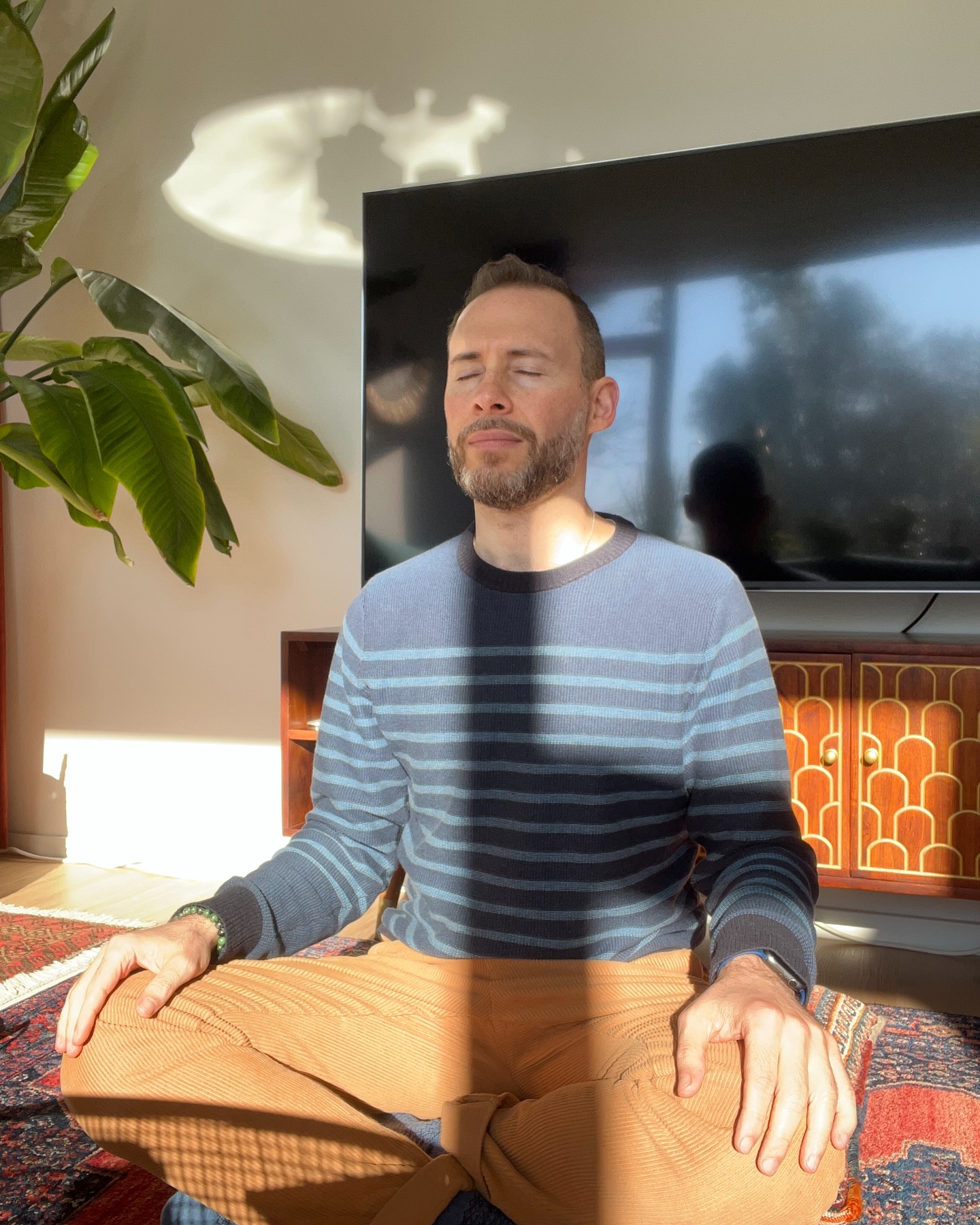 Hoofdstuk 4 Paragraaf 4 🦋
Vandaag, 8 april, mag ik weer een nieuwe pagina omslaan 😊🎉
Het afgelopen jaar heb ik bijzonder veel meegemaakt in uitersten, met vele successen maar ook de nodige uitdagingen
Ik moest diep gaan en geloven in mijzelf
Ik mocht vragen om hulp, durven risico’s te nemen om alles te verliezen en vol overtuiging te gaan
Ik mocht geduld hebben, opofferingen doen en uiteindelijk vertrouwen
Want je krijgt nooit meer dan je aan kunt
“The Universe has your back”
De lessen zijn des te meer waardevol. We zien ze altijd in retrospectief en hoewel het in het moment zwaar kan zijn, is het de kunst om door te zetten
Te vertrouwen dat iedere keuze je dichter bij jezelf brengt
En je wordt getest, dat is een ding wat zeker is!
Het is zo makkelijk om jezelf te verliezen met alle hectiek en afleiding in deze wereld
Jouw welzijn
Jouw connectie met jezelf
Is het allerbelangrijkste
Ik heb vrede en geniet van al het moois in het leven, hoe klein ook
Ik ben dankbaar voor alles
Voor alle mensen die op mijn pad komen
Voor het ouder en “wijzer” worden
En ik kijk uit naar wat ik het komende jaar mag ervaren 💎
Maak het leven één groot ritueel van magie, plezier en lessen! 💫
**SPECIALE ACTIE voor nieuwe clienten**
Ben je nieuwsgierig naar een van de vele behandelingen die ik geef? Dit is jouw kans!
Stuur mij een DM voor 20% korting op een prive sessie naar keuze
Actie is geldig t/m zondag 13 april
Foto - Dit ben ik op mijn favoriete meditatieplek in de zon tussen de planten, kussens en tapijten
#Meditatie #Holistisch #Bewustzijn #Verjaardag