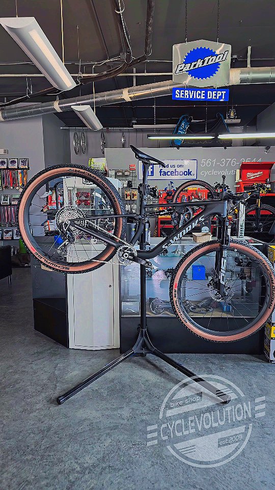 Another feather weight, rocket build by @cyclevolution @ 21.5lbs. This thing rips faster than your excuses.
#cyclevolution #smallbusiness #bikelife #bikepic #bikelove #bikeshop #bikeporn #unboxingbike #bicyclelife #bicyclelife #bikeshoplife #localbikeshop #supportlocalbikeshop #delraybeach #delray #a1aflorida #pinarello #roadbike #sram #sramaxs