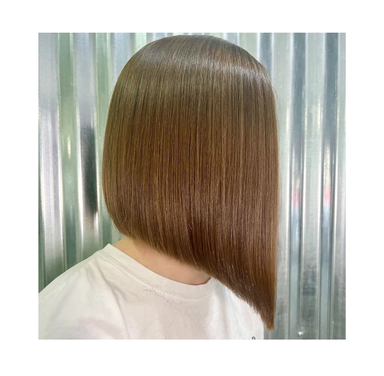 When precision meets shine. This sharp, sleek A-line bob is serving edge.
Styled using @marianilastockholm
#PrecisionCut #BobHaircut #SleekBob #HairGoals #ShinyHair #BluntCut #GlassHair #HairInspo #HairTransformation #ModernBob #SalonStyle #BehindTheChair #HealthyHair #glynnjonessalon