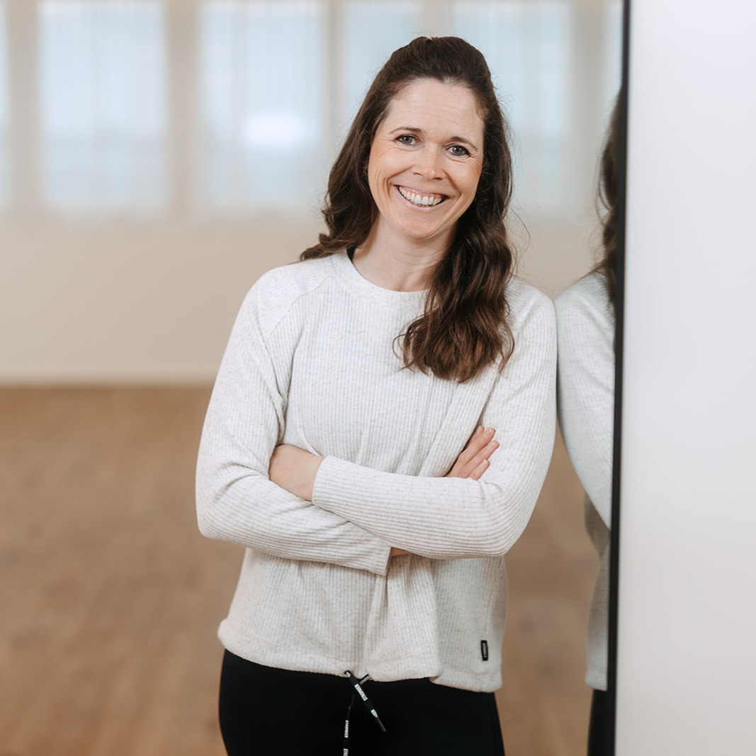 Hy, ich bin Vera Heini, die Inhaberin von Pilates Place in Rothenburg.
Seit über 10 Jahre fasziniert mich die klassische Pilates Methode mit all seinen Facetten. Nicht nur mein Körper, auch mein Geist wird als Ganzes gefordert und gefördert. 💫
Ich freue mich, meine Leidenschaft schon bald mit euch in meinem neuen Pilates Studio teilen zu dürfen und freue mich auf alles was kommt. 🌟❤️
#comingsoon#contrology#pilateslove#soexcited😍