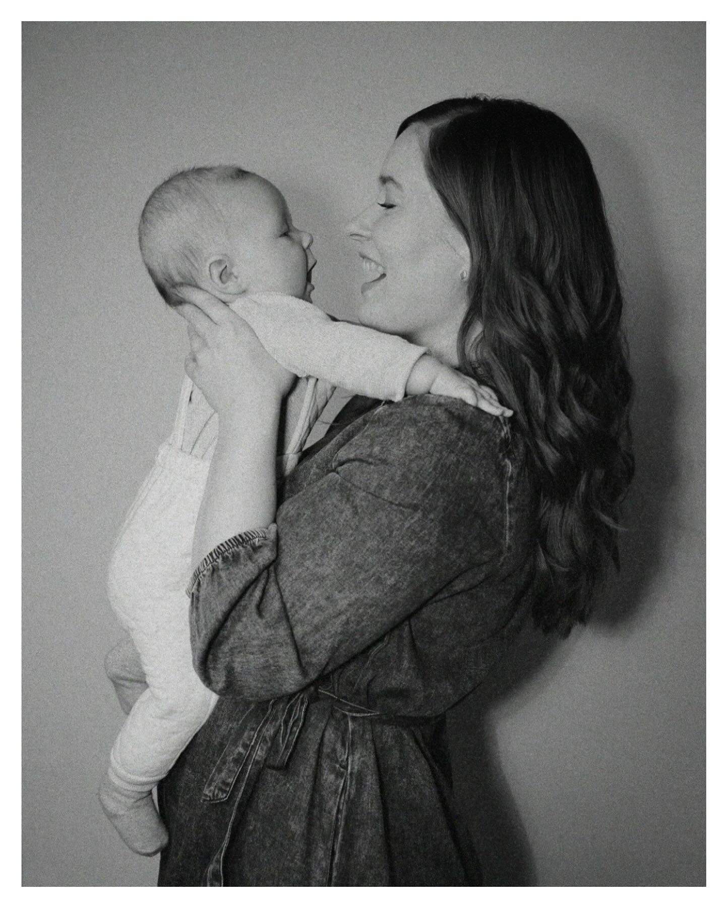 Selailin vanhoja kuvia ja jäin tuijottamaan näitä kuvia, jotka otettiin kotona vähän kiireessä. Muistan, että piti olla nopea, koska hän ei kauaa pysynyt tyytyväisenä. Nää on mun yksiä lemppareita, joita meistä on otettu. 🥹 Jos jotain kadun, niin sitä, että me ei useammin olla taltioitu näitä hetkiä yhdessä, koska hitsit — totta se vaan on, että aika menee ihan super nopeasti. 💛
#perhekuvaus #perhekuvaussalo #valokuvaajasalo #valokuvaajasalonseutu #dokumentaarinenperhekuvaus #naisyrittäjät #valokuvaajanaiset #salonnaisyrittäjät