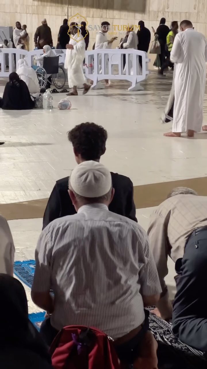 Umre, sadece bir yolculuk değil, ruhun arınma ve huzura erişme yolculuğudur. Kabe’yi görmek, Zemzem’den içmek, duaların kabul olduğu topraklarda bulunmak tarifsiz bir his… Bu manevi deneyimi yaşamak, hayatınıza unutulmaz bir iz bırakacak. Siz de bu kutsal yolculuğa çıkmak ve Umre’nin huzurunu hissetmek için bizimle iletişime geçin. Hayallerinizdeki Umre için ilk adımı atın!🤍
Huzura SAYGI ile Gidilir📌
#mekke #medine #umre #dua #kesfet #umrerehberi #umrerehberi #keşfetteyiz #fyp #saygı