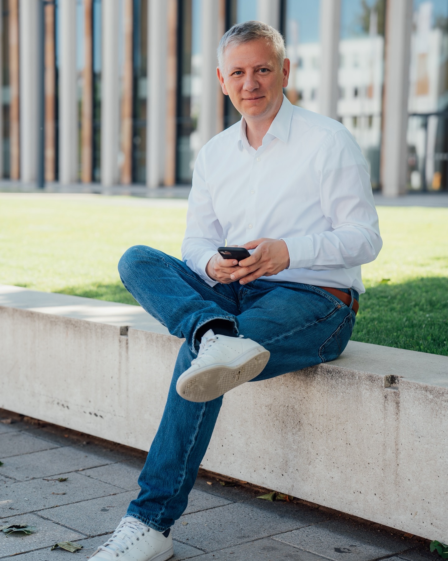 Der #Koalitionsvertrag zwischen Union und SPD steht. Fest steht auch: Die von der Union versprochene Wende bei Wirtschaft und Migration ist allenfalls ein Schlenker.
144 Seiten voller Worte – aber ohne Richtung. Statt Entlastung, Dynamik und Aufbruch: neue Gremien, neue Bürokratie, neue Ausgaben.
Besonders absurd: „Wir unterstützen Länder des Globalen Südens beim Aufbau ihrer Steuersysteme.“ Deutschland ist Höchststeuerland, lähmt sich selbst mit Bürokratie – und spielt Steuerberater im Globalen Süden? Zuhause bleiben die dringend nötigen Steuersenkungen, Strukturreformen und ein echter wirtschaftlicher Aufbruch aus.
Was fehlt: Mut. Was bleibt: Stillstand. Mit diesem fällt Deutschland immer weiter zurück.