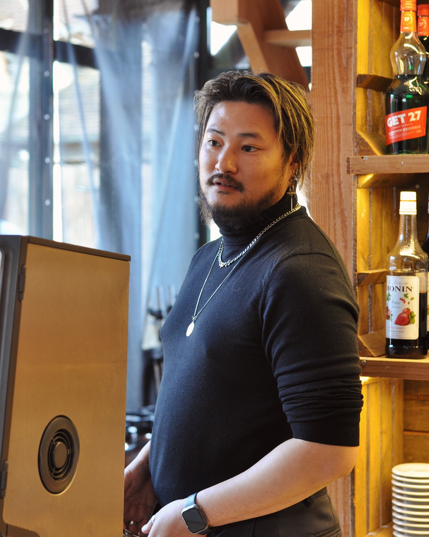 PORTRAIT 📸
L’année derniere on n’a pas pris le temps de vous présenter l’équipe alors on va y remédier en 2025 🫣
Lui c’est Étienne et je vous préviens tout de suite, c’est la seule fois où vous le verrez sans son chapeau 👀
Il est avec nous depuis 2022, au début en tant qu’employé polyvalent avant d’évoluer au poste de manager assez rapidement. Depuis 2023 il chapote l’équipe avec bienveillance, et jamais sans ses 4 cafés du matin. 😋
Et si vous voulez parler musique, c’est aussi à lui qu’il faut s’adresser au 80 rue Claude Monet 🎸
En bref il vous attend (presque) tous les jours à La Capucine 🙋🏻♂️
#giverny #givernyfrance #givernyvillage #givernygardens #claudemonet #claudemonetgardens #coffeeshopvibes #lacapucinegiverny