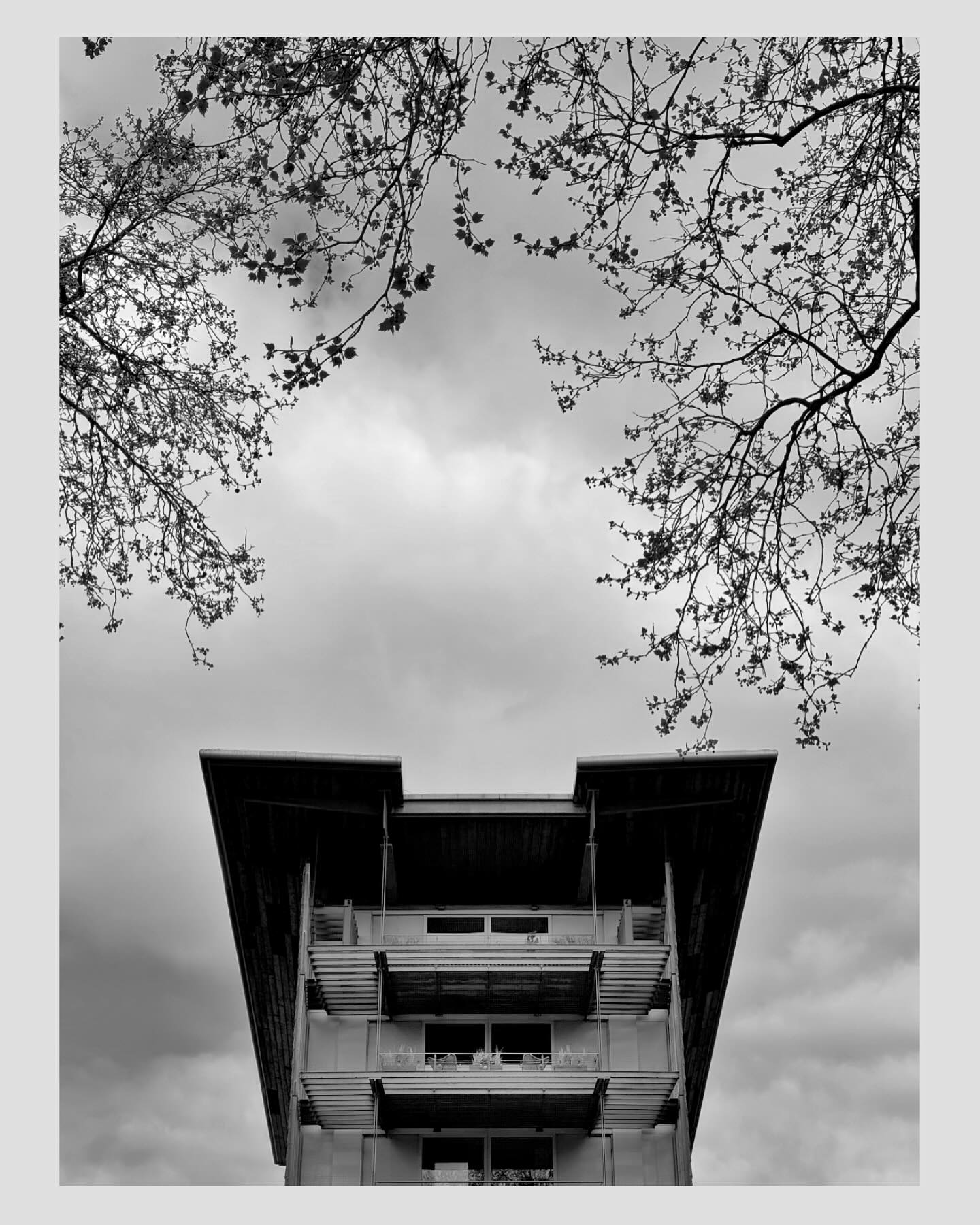 #blacknwhite #bnw #blackandwhite #bw #blackandwhitephotography #photography #art #bnwphotography #monochrome #black #photooftheday #captures #brutalismus#blacknwhitephotography #blackandwhitephotograhy #light #design #architecture #hansestadt #architektur #glass #beton #house #germany #streetphotography