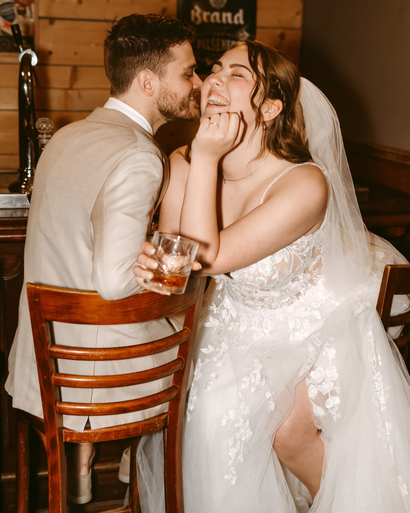 De mooiste momenten zijn vaak de spontaanste.
Deze lach aan de bar zegt alles โ liefde, geluk en het begin van een nieuw avontuur.
Het zijn de kleine, authentieke momenten die ik graag vastleg op de mooiste dag van je leven.
Jullie verhaal is uniek, en ik ben er om het vast te leggen, op de manier die alleen jij en je partner kunnen delen. ๐ฅโจ
Ben jij op zoek naar een bruidsfotograaf die deze momenten vastlegt? Stuur me een berichtje en laten we samen jullie droomdag vastleggen! ๐
#bruidsfotografie #trouwfotograafVeenendaal #trouwfotograafRenswoude #bruidsfotograaf #liefdeindelens #trouwdag #intiemetrouwdag #authentiekliefdesverhaal #bruiloftzoalsjulliezijn #trouwreportage #liefdevolleherinneringen #kleinemomentengroot #trouwfotograafutrecht #bruiloftfotograaf #fotosvanfloor