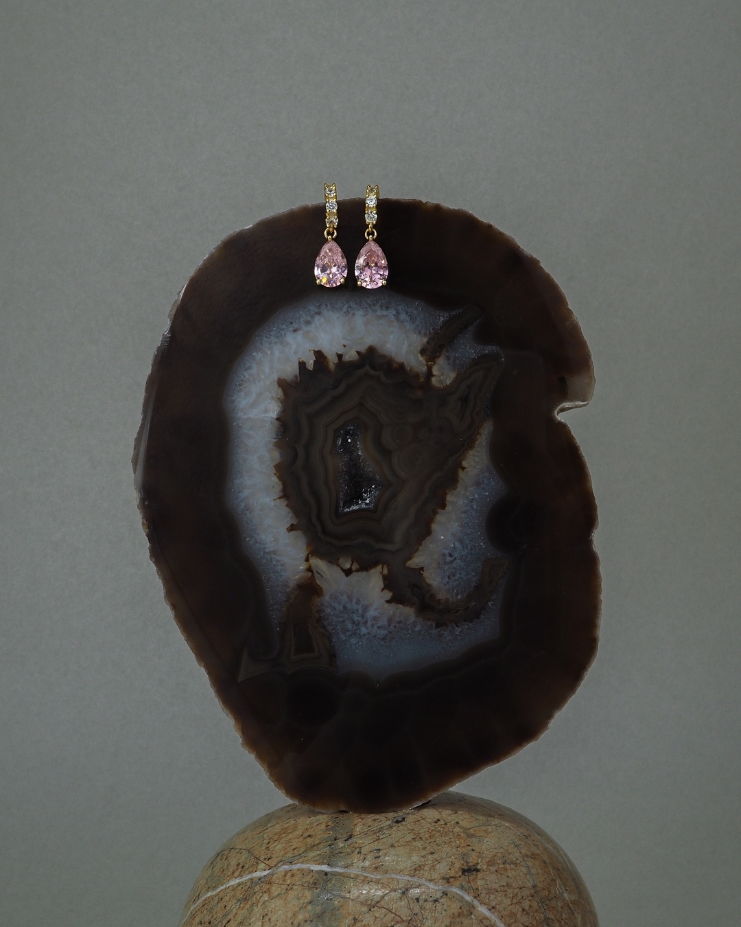 Pink vibes only 🌸🦩🍬
Pink Crystal Hoop er tilbake på lager ✨ Hun er vakker alene, og kan kombineres med alt i en stack 🪸