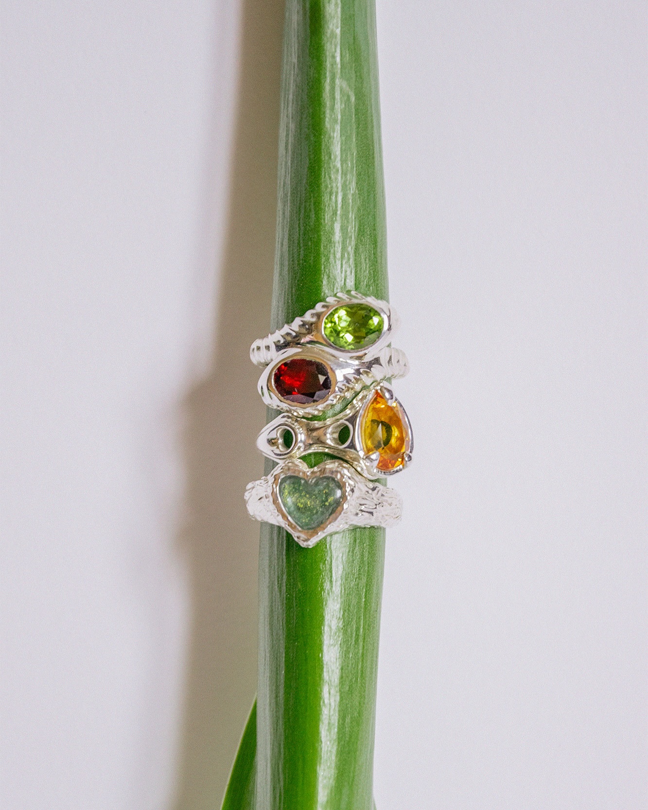 Les trois fantastiques ❤️💚🧡
Bagues fabriquées sur mesure et à la commande. N’hésitez pas à me contacter directement si vous voulez un autre assemblage de pierres.
#creationsurmesure #baguedecréateur #bagueserpent #baguegrenat #bagueperidot #creatricedebijoux #creationbijoux #bijouxargentés #bijouxdorés #baguefemmeargent #jewelrymaker #jewelery #jewelrycreator #waxcarvingjewelry #surmesure #baguepersonnalisée #pourtoi❤️