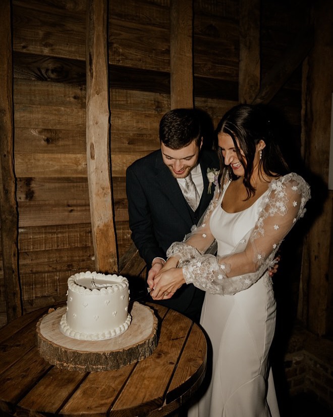📸 @bubearphotography
The best cake photos from Jemma + Young’s big day 💕