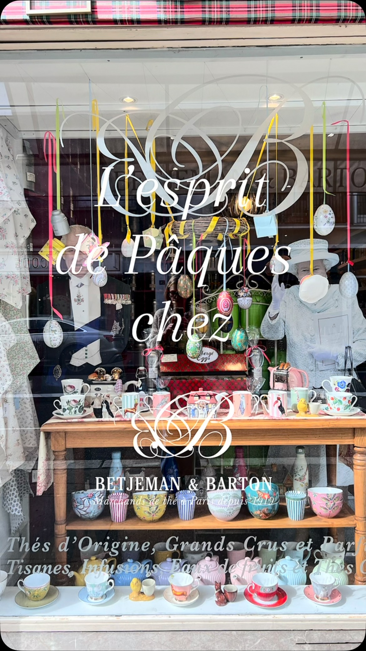 🫖🐰🍃L’esprit de Pâques est bien là !
🐰Du bon thé de Pâques (thé noir chocolat, vanille, orange) mais également de délicieuses infusions fruitées et des tisanes au chocolat pour les becs sucrés !
🍫Du bon chocolat avec des oeufs Fabergé remplis de magnifiques fritures de chez nos amis de @chocolaterie.feves
🫖 Vaisselle anglaise so romantique avec notre collection printemps-été de chez Greengate, Yvonne Ellen, PipStudio…
🎁 Et plein de mignnoneries à prix doux pour votre jolie table de Pâques
Retrouvez nous du mardi au samedi de 11h à 19h 27 Rue Marceau à Tours.
#tours #toursmaville #tourscity #toursvaldeloire #regioncentrevaldeloire #sortiratours #toursevenements #betjemanandbarton #toursetmoi #tisanebio #sansalcool #thenoir #teapairing #naturel #bienetre #toursvaldeloiretourisme #myloirevalley #touraineloirevalley #miam #yummy #ceramicinspirations #excentric #instatea #easter #paques