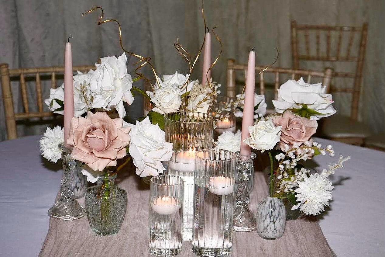 Gold, whites and pinks. Otherwise known as girly neutrals 😍
This is the most perfect and versatile theme for your event, because they look great in winter but also in spring/ summer too!
#tablescape #tabledecor #tablescapes #homeparty #homeevent #family #birthday #surprise #event #tablestyling #styling #tablescapestyling #design #diningexperience #dinnerparty #itsallCushte #EverythingisCushte #CushteCraze #tabledesign #springstyle #winterstyle