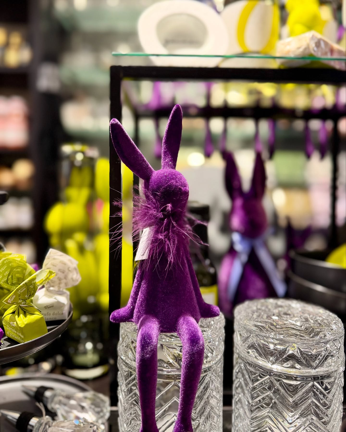 Last Minute, aber mit Stil! Entdecke liebevolle Osterdeko & kleine Geschenke, die dein Fest besonders machen. Fürs Osternest, den Tisch oder dein Herz – alles bei uns im Store! 🐰💜🍋🟩