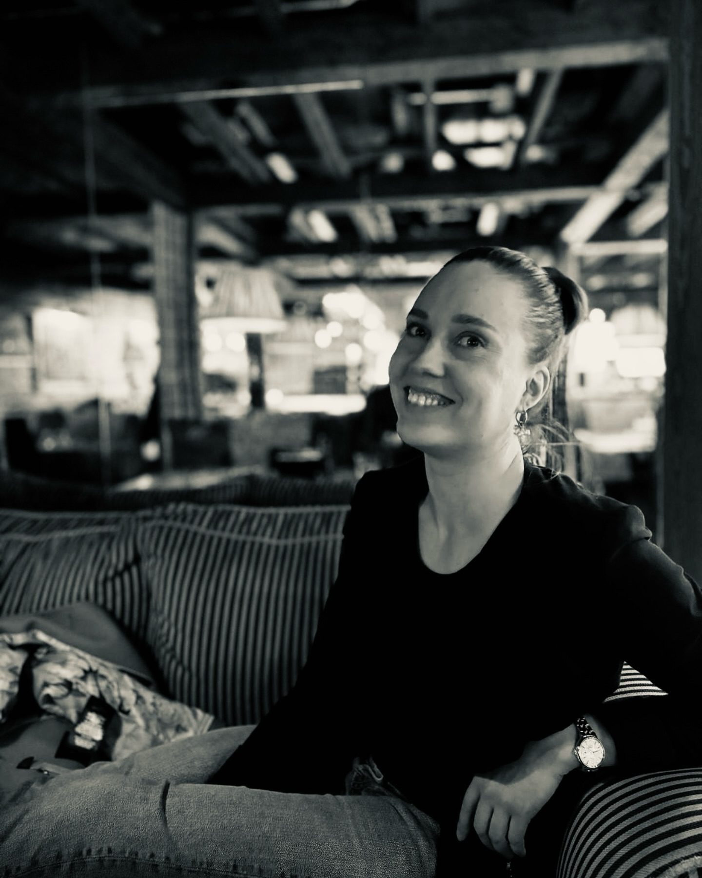 Niin iso KIIITOS!🥹❤️ Yön aikana olikin tapahtunut paljon! Kananmunaleivät ja vaalisuklaat maistui iltapalaksi, ja sen jälkeen oli mentävä nukkumaan - uusi työviikko aluillaan. Jännitti paljon, mutta onneksi uni tuli!
Olin jo todella kiitollinen eilen niistä 107 ennakkoäänestä, kun ei yhtään tiennyt mitä voi odottaa!😭 Ja sitten aloin toivoa varapaikkaa, kun näytti alkuun siltä. Nukkumaan menin valtuustopaikkaa toivoen.🙏🏼
Ja nyt on paikat molempiin valtuustoihin tulossa!🥹
Sydämellinen kiitos kaikille, jotka äänestitte minua kuntavaaleissa Espoossa ja aluevaaleissa Länsi-Uudellamaalla! Sain 561 ääntä kuntavaaleissa ja 753 ääntä aluevaaleissa. Olen nöyrän kiitollinen jokaisesta äänestä ja kaikesta tuesta matkan varrella.
Uuden äärellä!🧡
Ja @aaltosetala , jestas mikä nainen!🧡 Ilman sinua en olisi tässä. Näin untuvikkona ei kampanjoinnista ollut mitään kokemusta. Sun osaaminen ja ammattitaito on niin rautaista, että sä saat ihmiset loistamaan.✨
Samoin @topikorpinen @evillalumme ja @jannepesonen - ilman teitä en myöskään olisi tässä.🧡 Espoon ja Länsi-Uudenmaan sekä koko piirin asiat on olleet teidän käsissä. On ollut helppo tehdä hommia, kun on ollut tuki takana.
Puhumattakaan kaikista ihmisistä ympärillä.🧡🥹 Kyyneleet silmäkulmissa kertoo kaiken, ja sanat loppuu. Kiitos.
#espoo #länsiuusimaa #kuntavaalit #aluevaalit #merkityksellinenarki #espoonkokoomus #uudenmaankokoomus #uudenmaankokoomusnaiset #espoonkokoomusnaiset