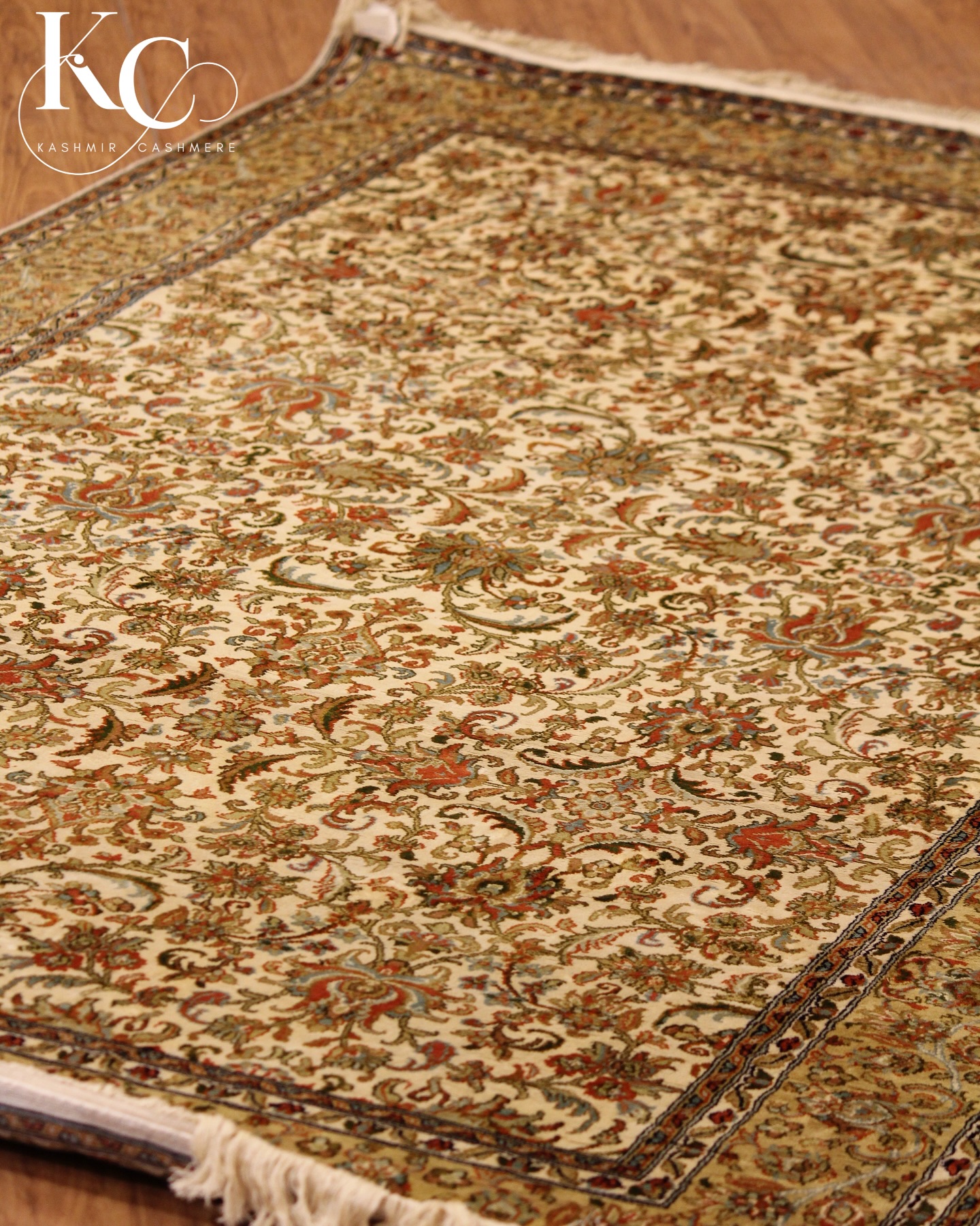 Grace in every detail. A hand-knotted classic from the heart of KC’s collection.
:
:
@kashmir_cashmeree
:
:
DM FOR DETAILS/ORDER
:
:
#carpet #carpeting #carpeting #carpetshop #carpetsdelhi #handknitted #handknotted #handknottedrugs #handknottedrug #handknottedrugs #handknottedcarpet #handknottedrugs #carpetshopdelhi #carpetshopping