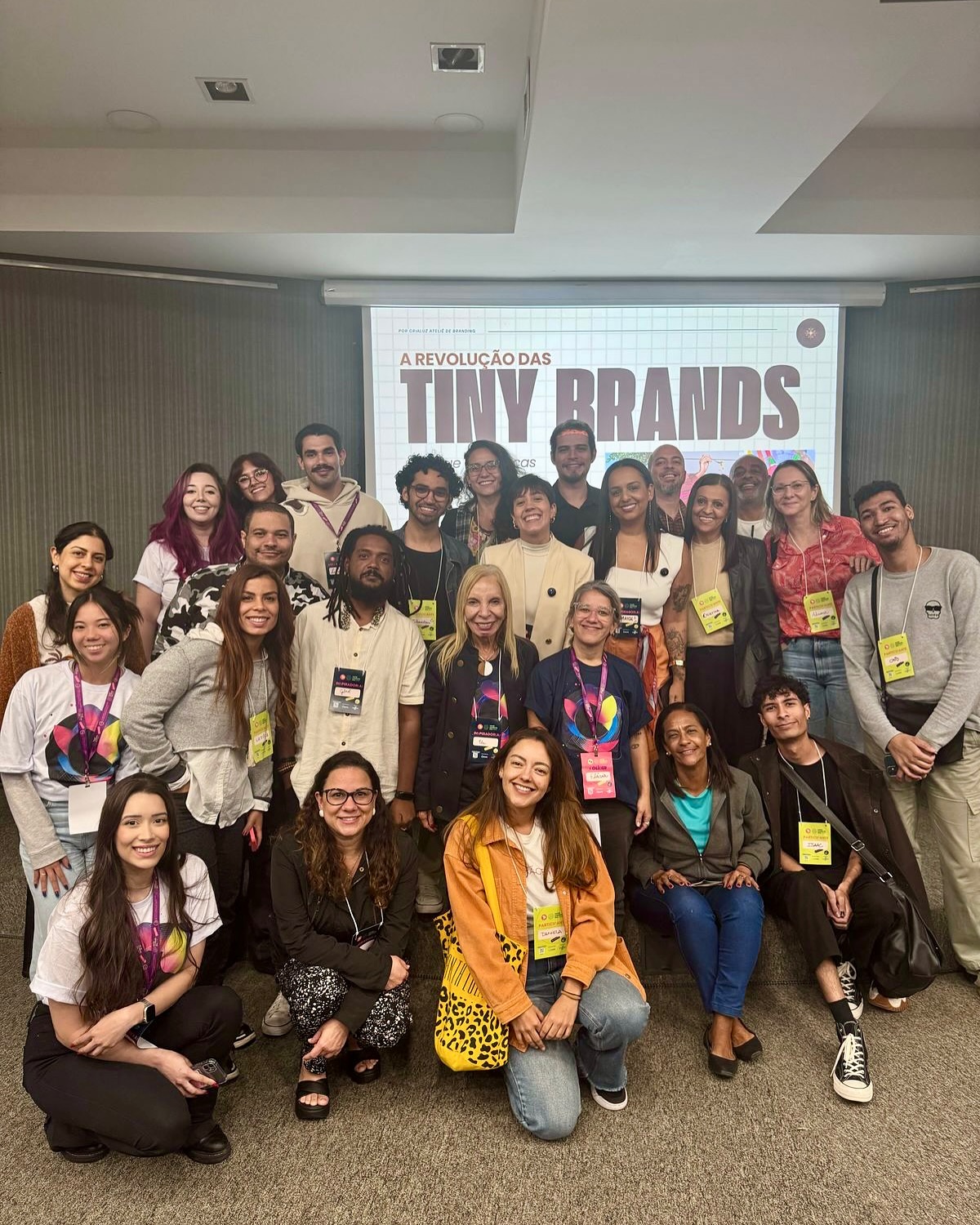 QUE NOITE! ✨ Participar pela segunda vez do World Creativity Day, onde a criatividade se espalha em formas, vozes e propósitos diferentes, foi uma experiência profundamente inspiradora pra nós.
Em meio a tanta diversidade criativa, ter a chance de subir ao palco com a Crialuz para falar sobre branding para pequenas e médias empresas foi mais do que especial: foi um lembrete de que a criatividade também mora no que é autoral, afetivo e intencional.
Enquanto algumas ideias revolucionam o mundo com tecnologia e escala, outras fazem o mesmo com propósito e verdade.
As tiny brands são exatamente isso: pequenas em estrutura, mas gigantes em essência. Criadas por pessoas reais, com histórias únicas, que transformam vivências em marcas vivas — com identidade, clareza e impacto.
A conversa que levamos pra esse festival foi sobre isso:
Que o branding também pode ser acessível. Que ele não é só para grandes empresas — mas sim, para qualquer pessoa que empreende com alma.
Obrigada, @worldcreativityday @lelecalado @worldcreativityfestival @espmsaopaulo, por abrirem espaço para vozes diferentes, para abordagens sensíveis e para tudo o que pulsa fora do óbvio.
Seguimos criando.
Com luz.
Com estratégia.
Com alma.
#WCD2025 #TinyBrands #Crialuz #BrandingHumano #MarcasVivas #EconomiaCriativa #EmpreendedorismoAutoral #DesignComPropósito #BrandingParaPMEs