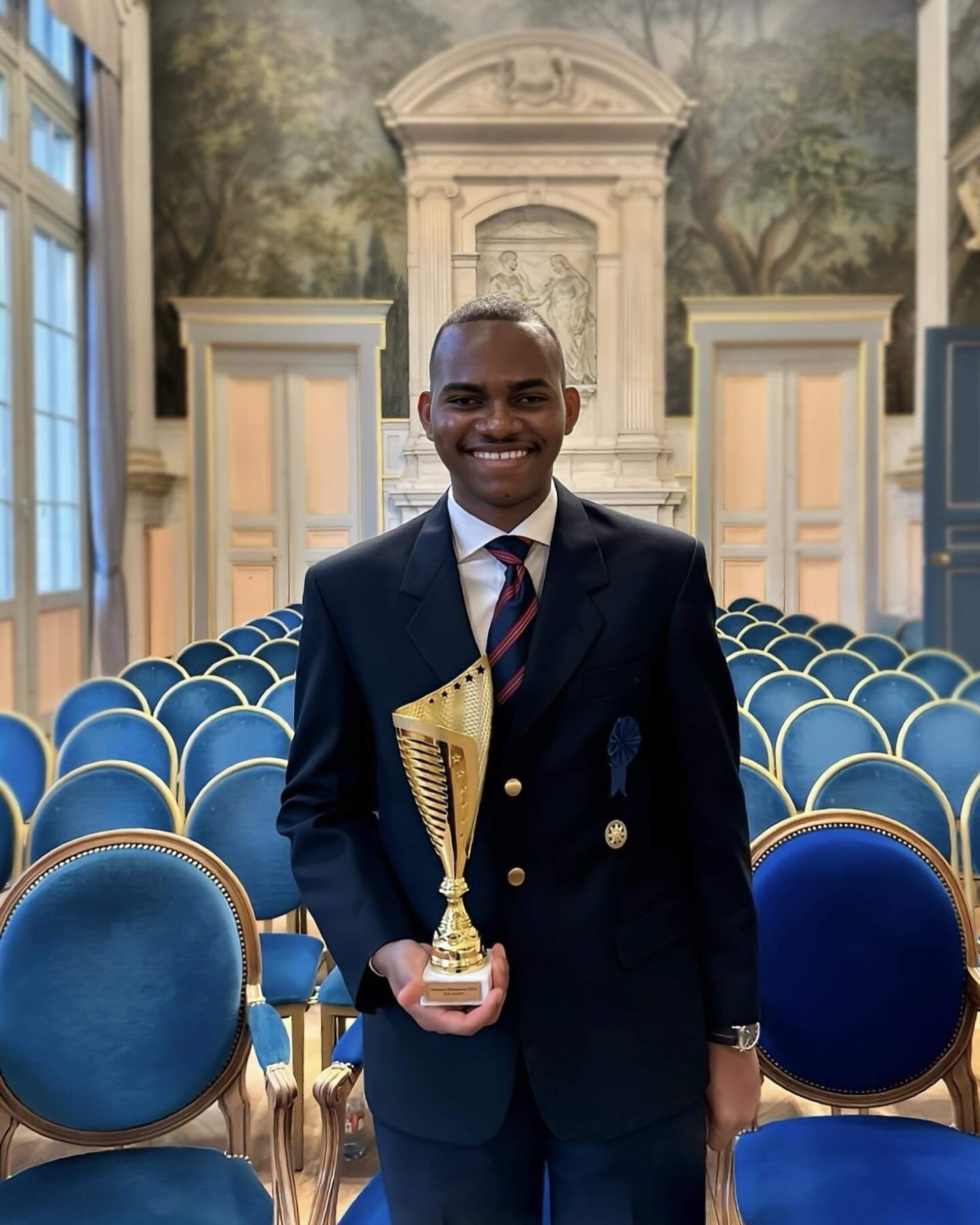 « Si vous n’aviez plus que cinq minutes à vivre, que diriez-vous au monde ? »
J’ai choisi de… ne rien dire !
Et c’est ce choix qui m’a permis de remporter la coupe d’or à l’unanimité du jury.
Je suis convaincu que la parole juste, exprimée avec sincérité, ne cherche pas à combler le vide, mais à l’éclairer !
😁🎤🏆
#Concours #Éloquence